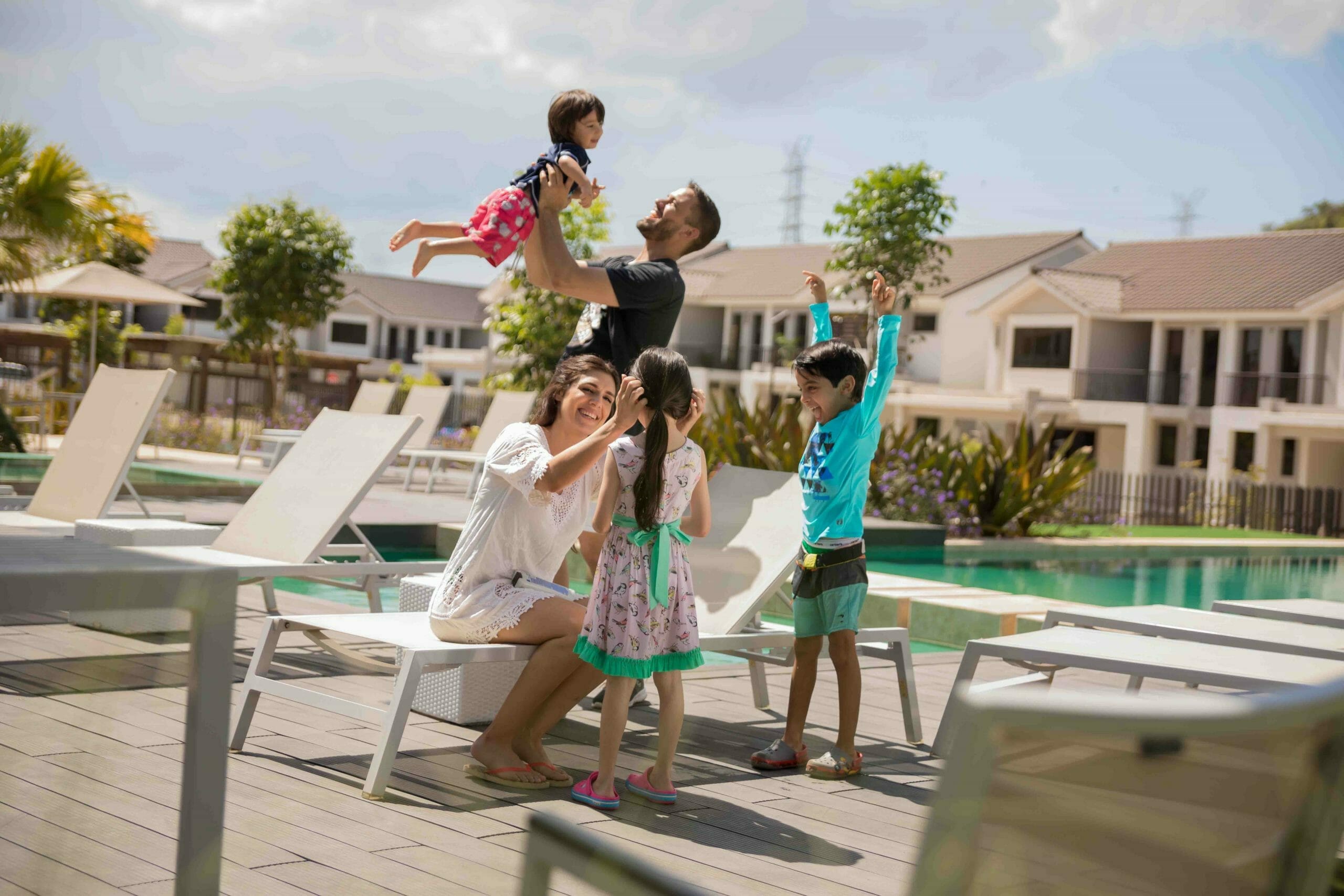 Familia con niños divirtiéndose en la piscina del área social de Paseo del Norte.