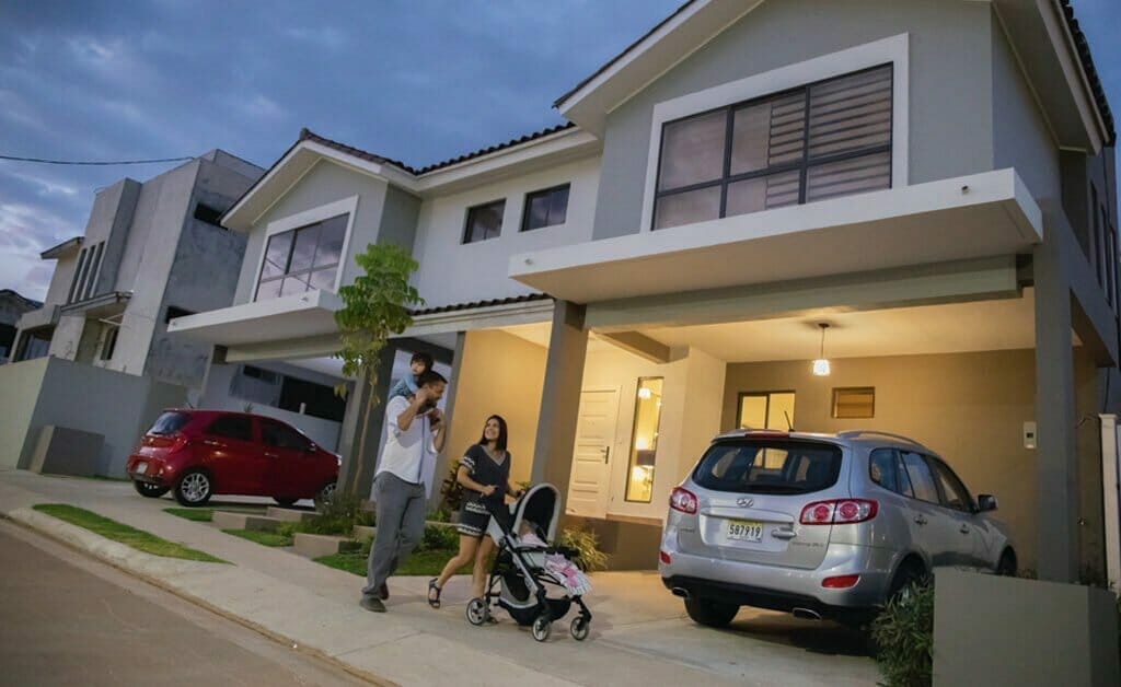 Hombre y mujer con sus dos niños pequeños dando un paseo en Panamá.