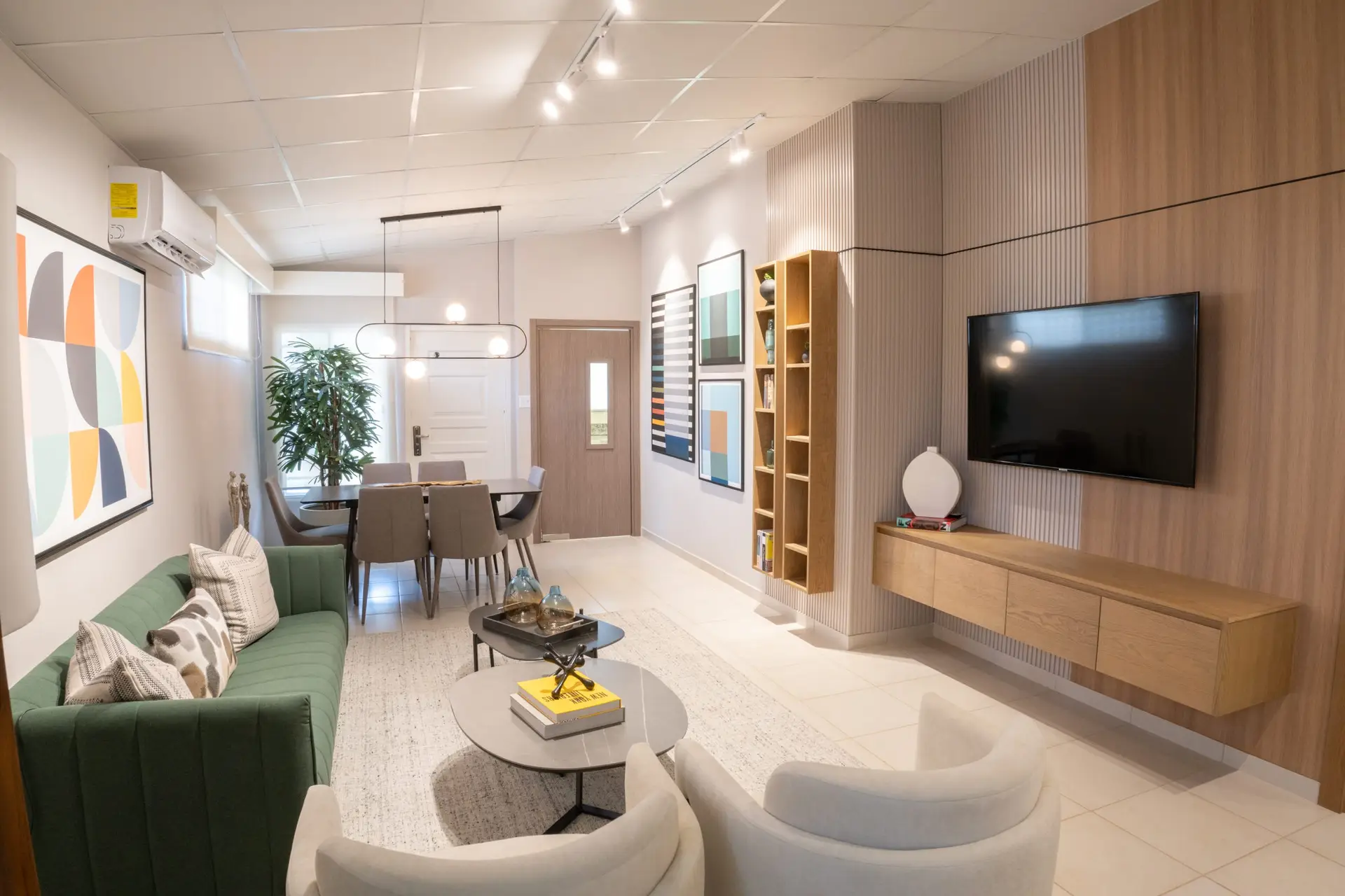 Vista de la sala comedor y entrada de la casa modelo Cristina en Brisas del Golf Arraiján