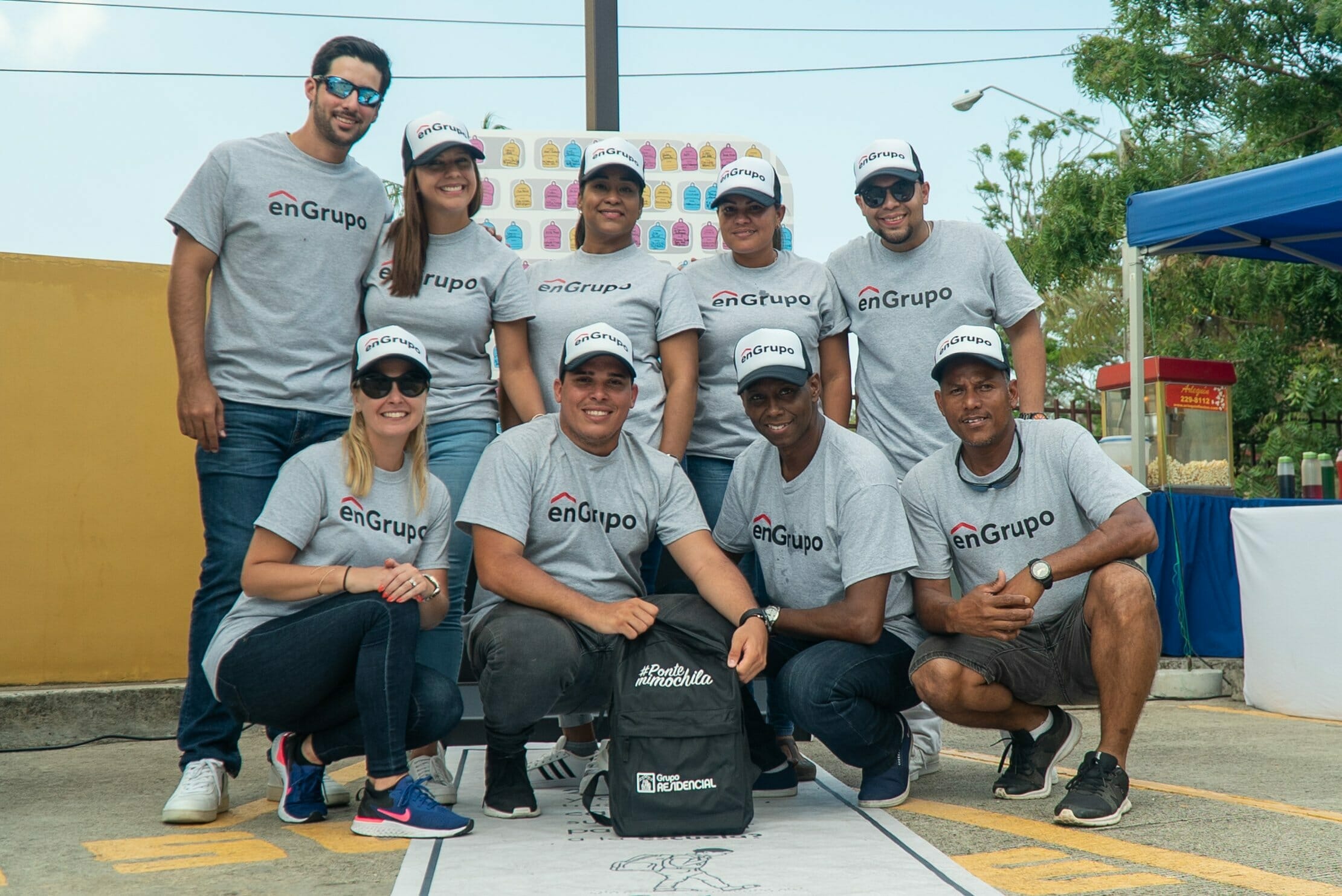 Miembros del equipo de Grupo Residencial posando con la mochila que lleva la inscripción “Ponte mi mochila” en Arraiján.