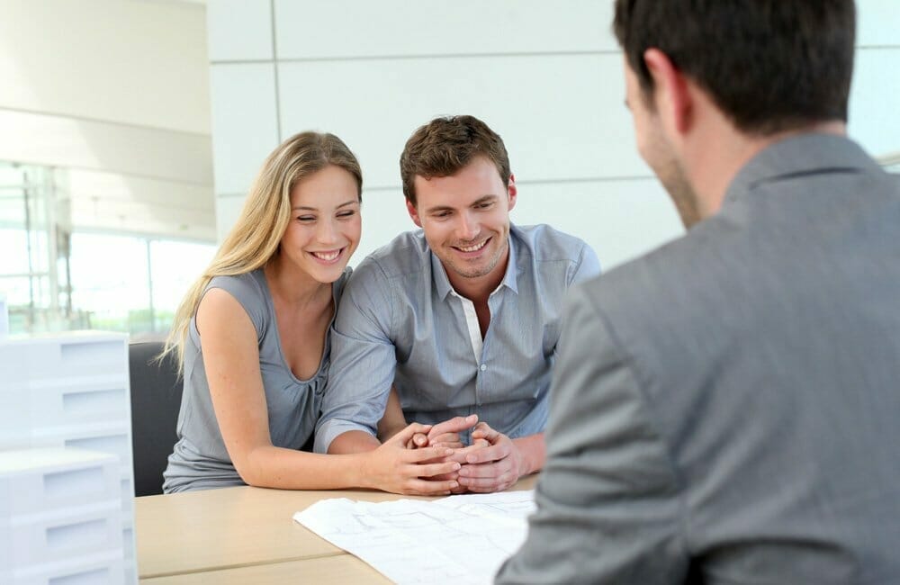 Pareja recibe una asesoría inmobiliaria personalizada.