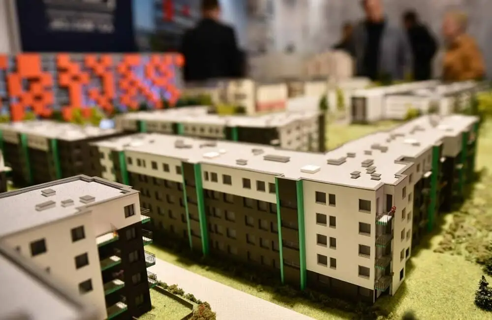 Maquetas de edificios de apartamentos en una feria inmobiliaria.