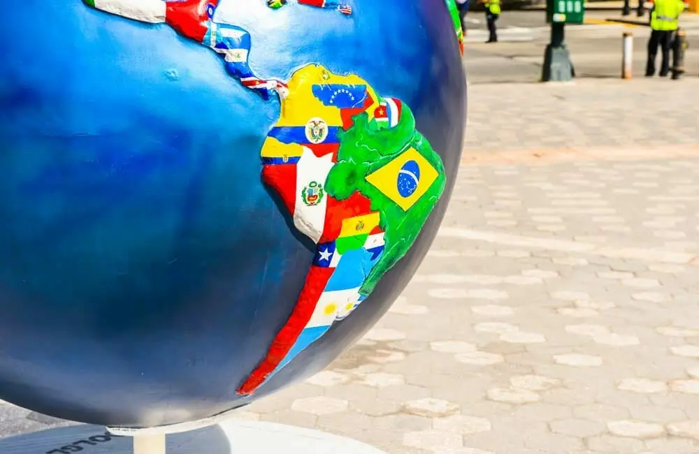 Latinoamérica con las banderas de los países en el globo (excepto algunos países en el norte).