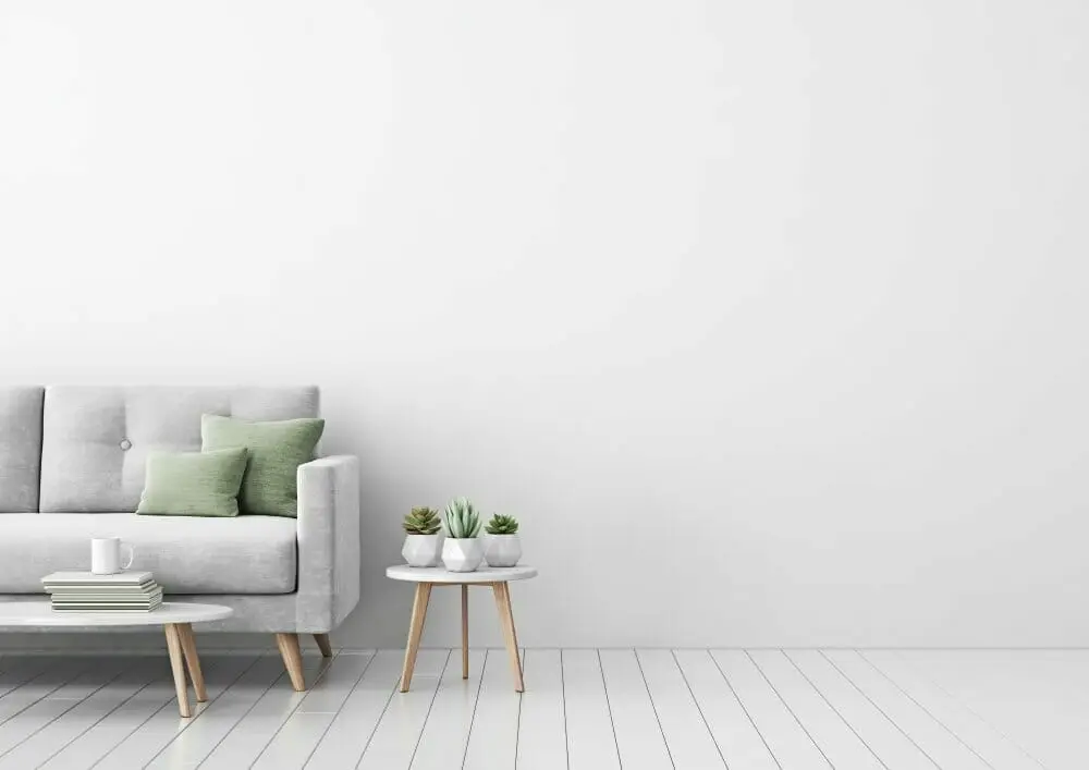 Interior de una habitación con un sofá, una mesa de café y una pequeña silla.