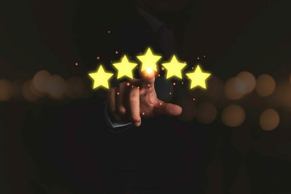 Mano apuntando con el dedo índice al símbolo de cinco estrellas.