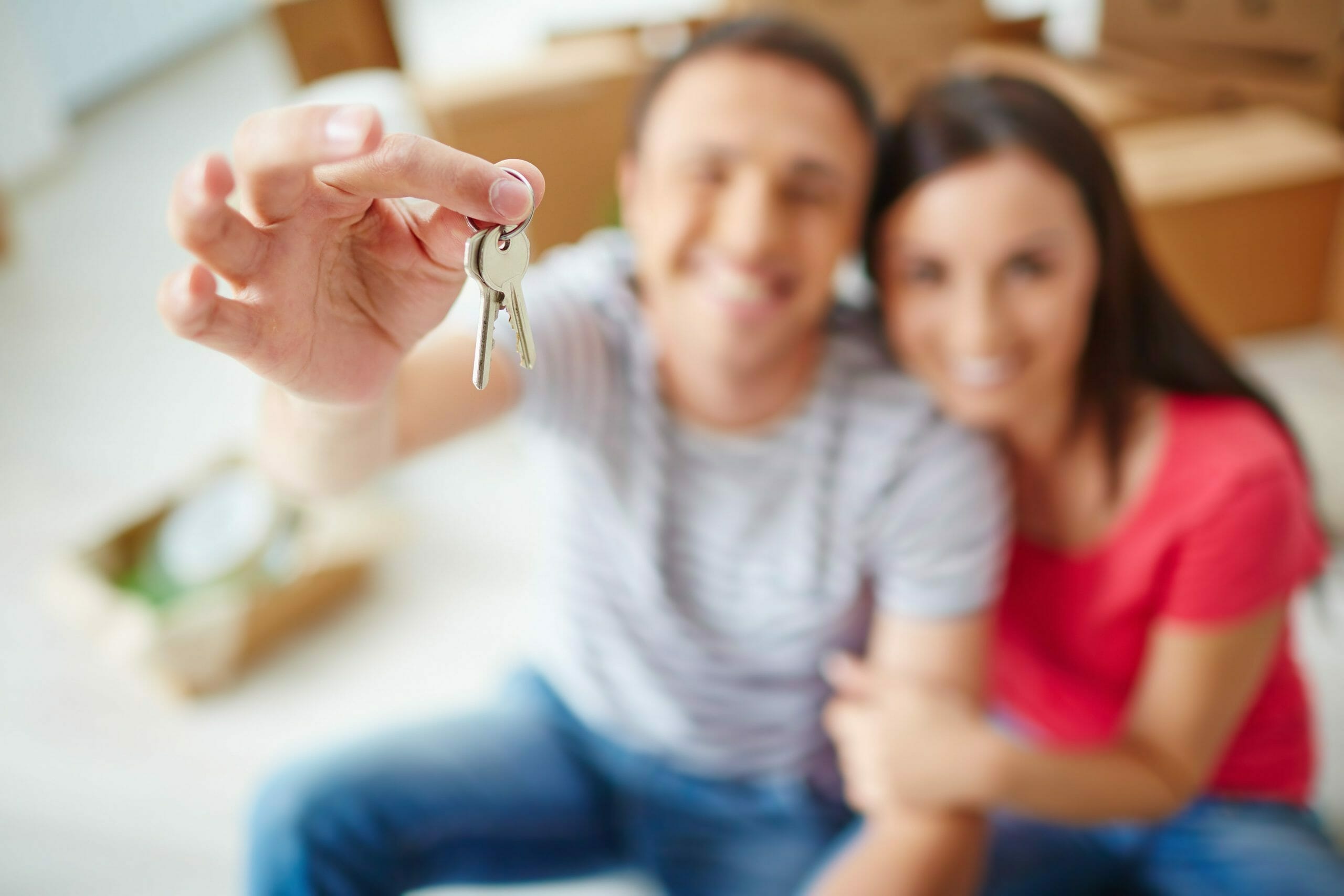 Hombre con las llaves de su nueva casa en su mano.