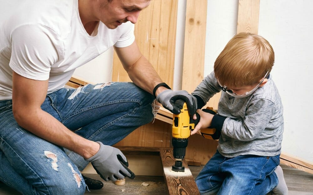 Padre e hijo hacen bricolaje en casa.