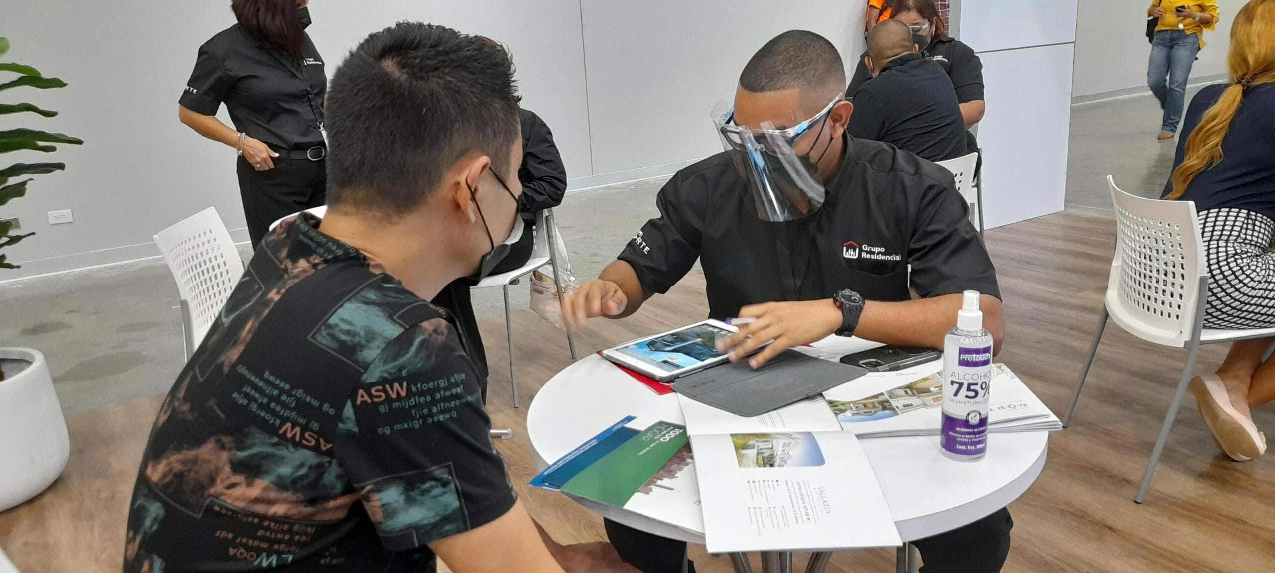 El representante de Grupo Residencial le presenta datos sobre el proyecto Vallarta Residences a un posible cliente.