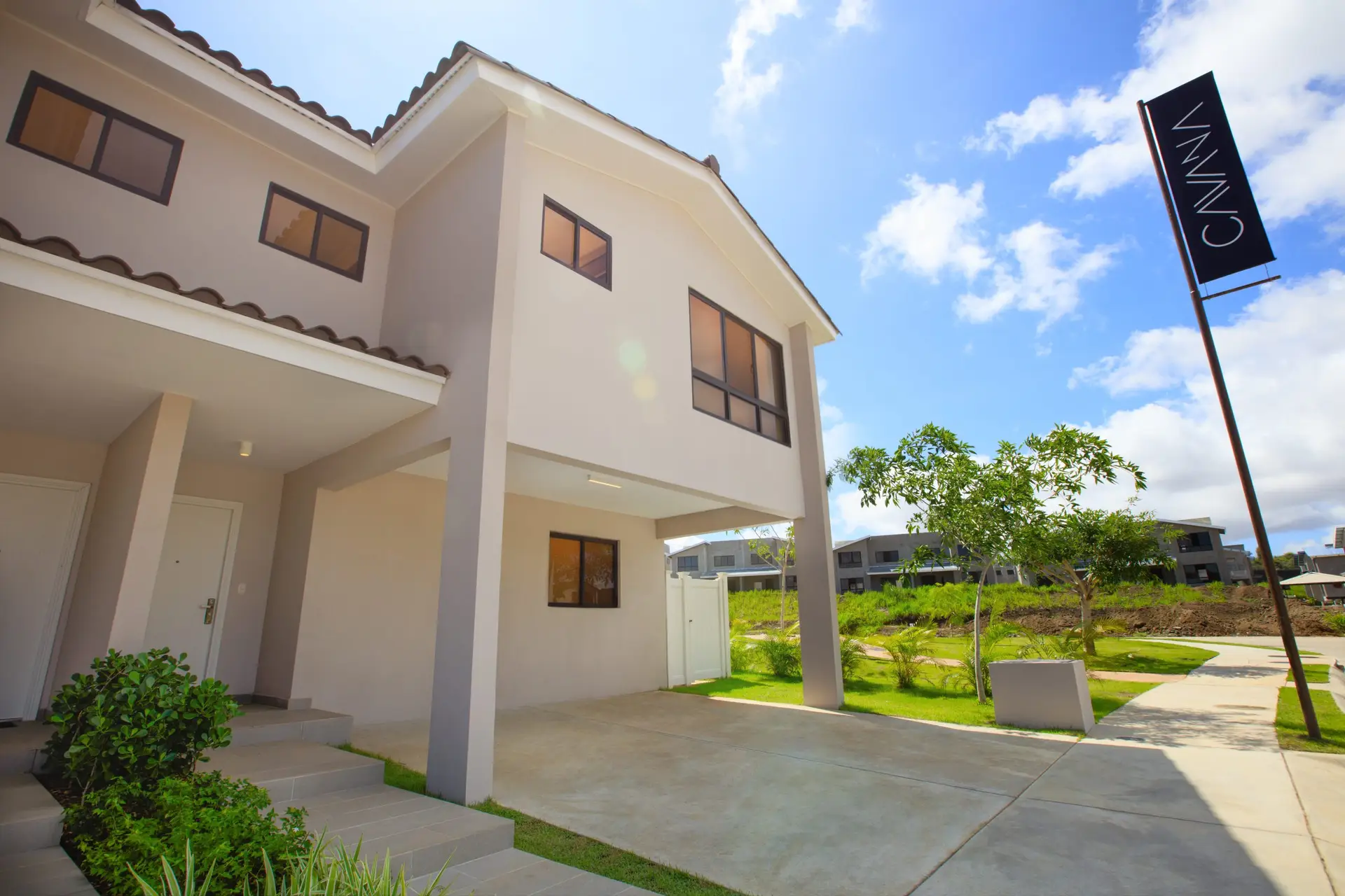 Vista de la fachada frontal de la vivienda Cavana en Paseo del Norte.