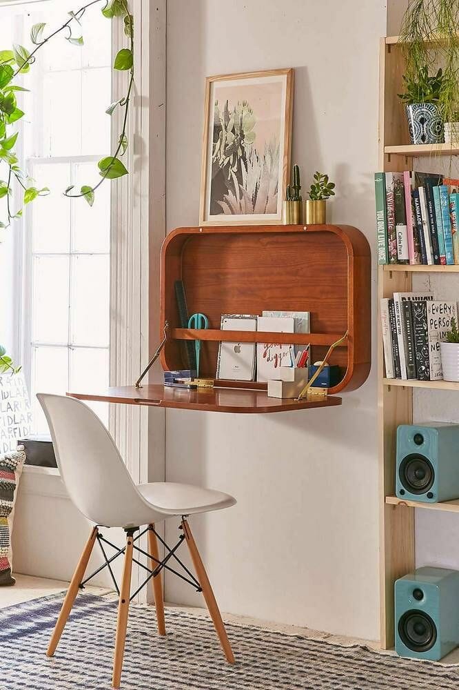 escritorio pequeño de madera con silla blanca