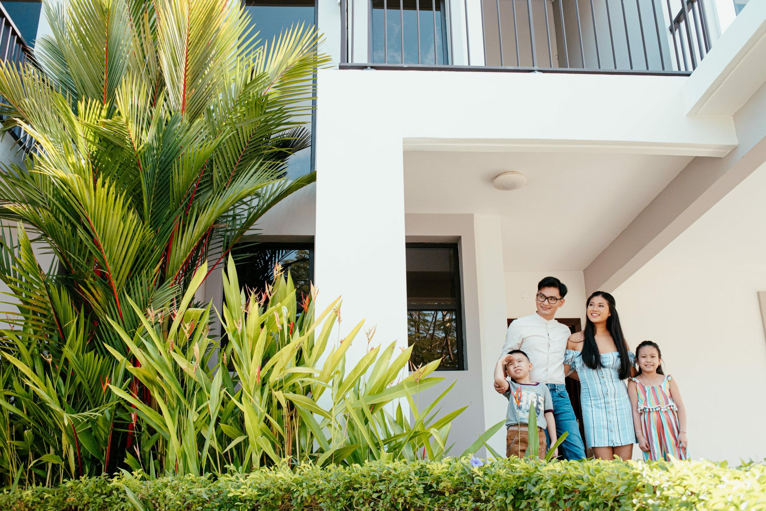 familia completa en su nuevo hogar