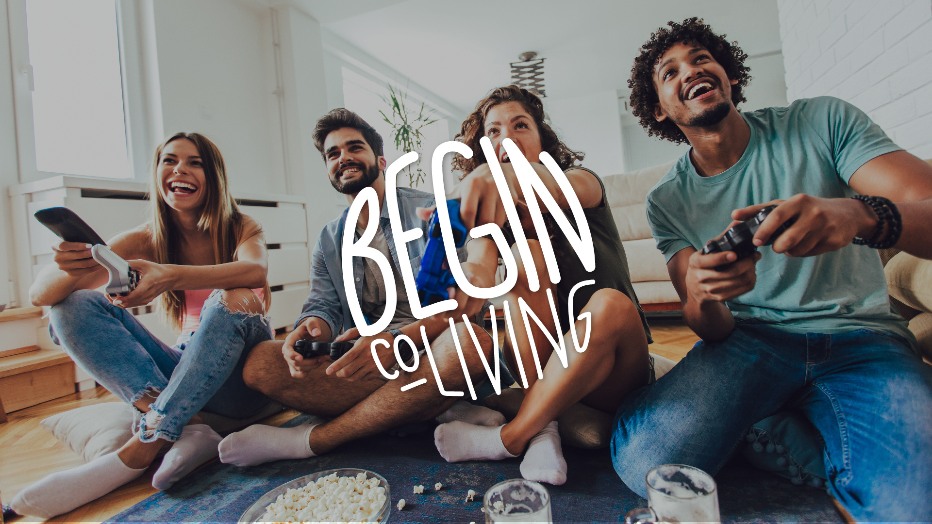 Cuatro amigos felices con el logo de Begin CoLiving en el frente