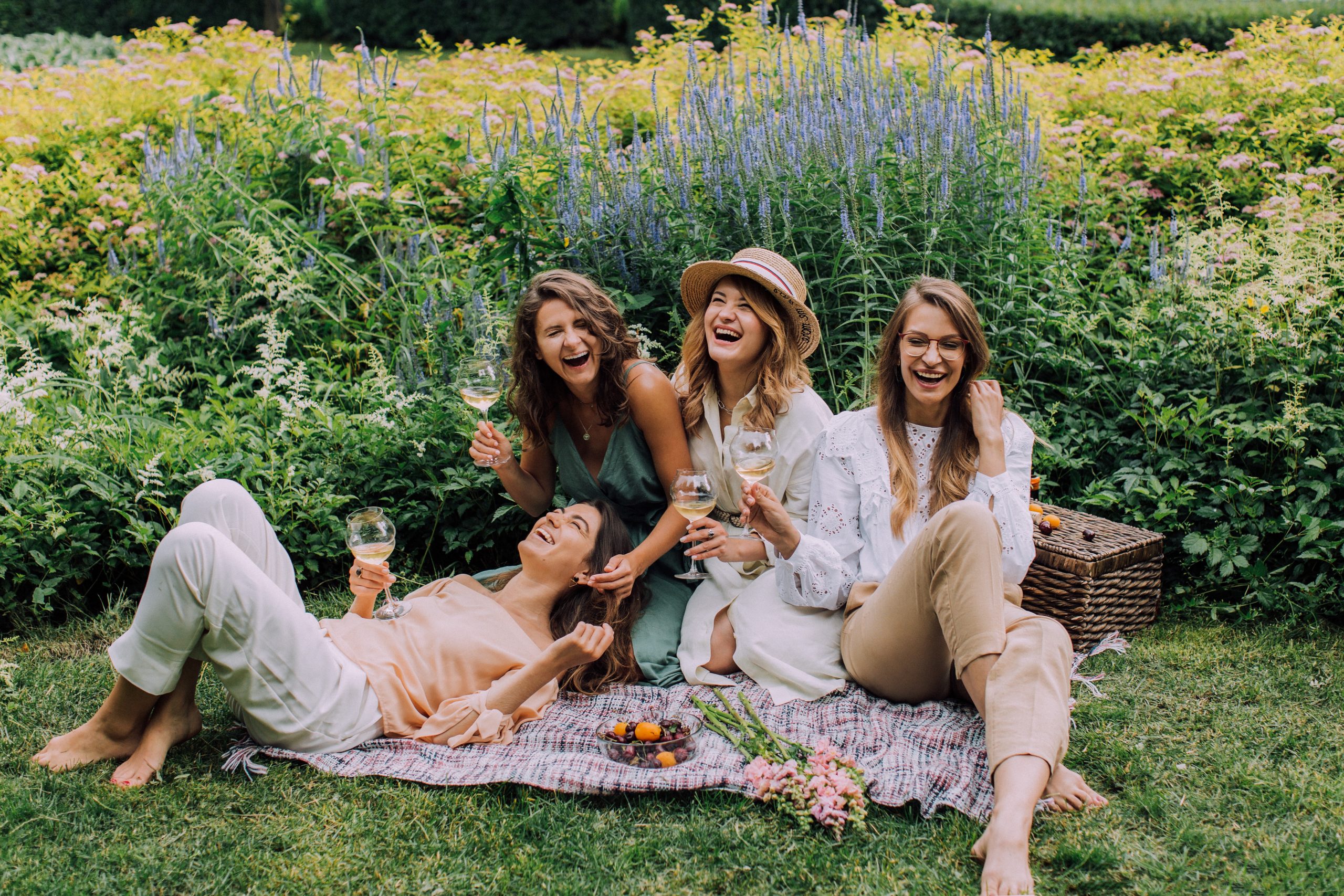Amigas disfrutando de un al aire libre y tomándose un vino
