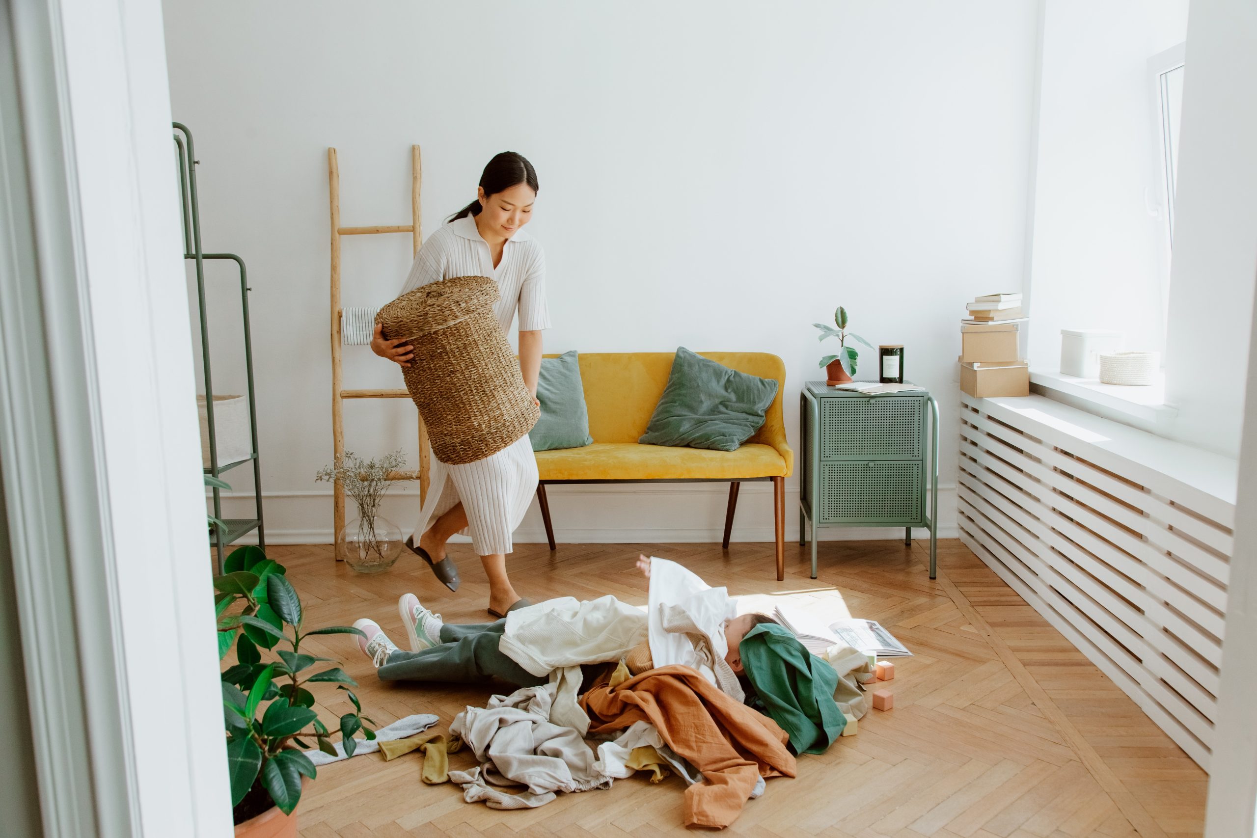 Familia preparándose para ordenar y organizar su ropa en el hogar