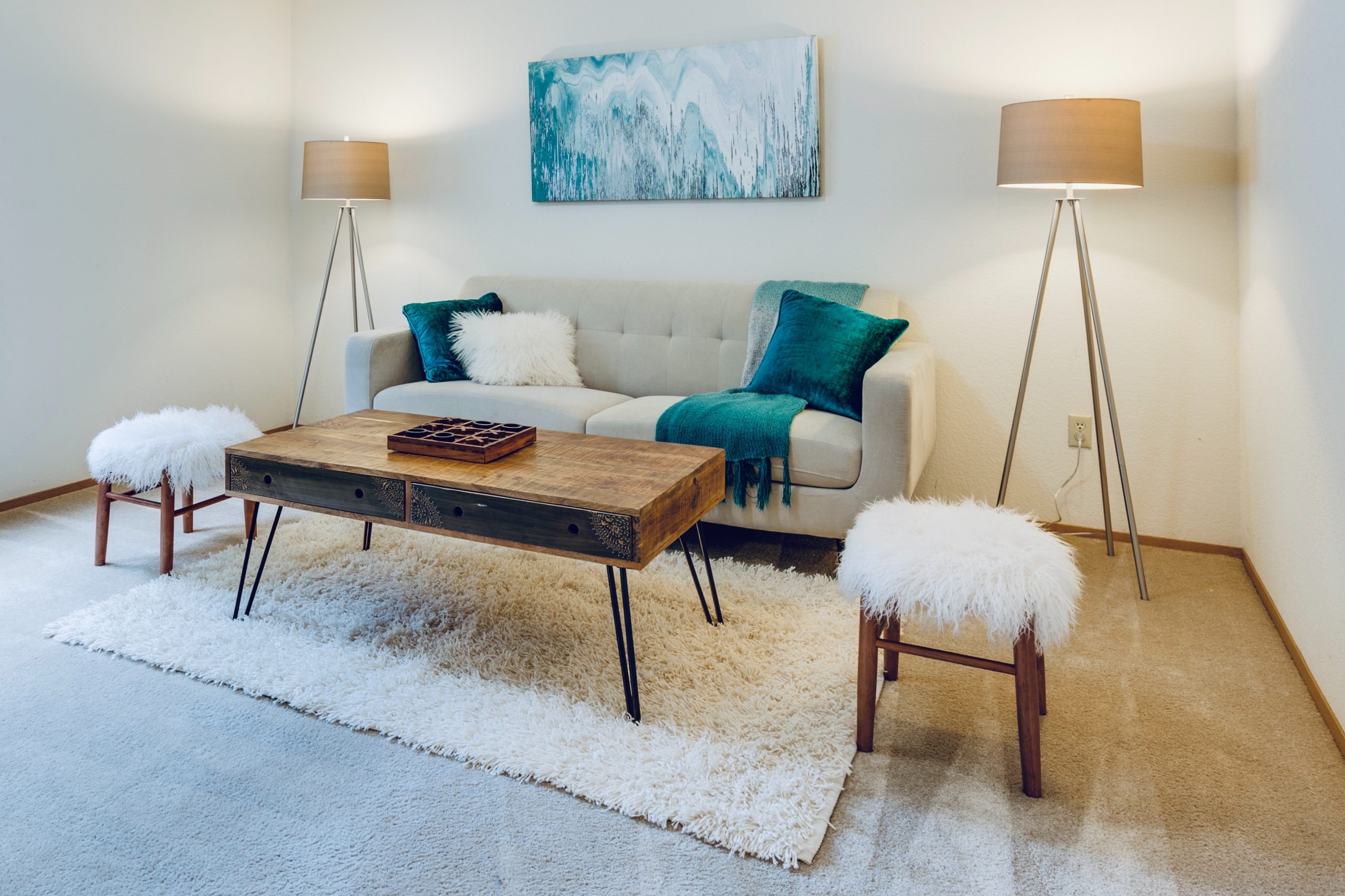 Sala de estar decorada con dos lámparas de piso a los lados del sillón