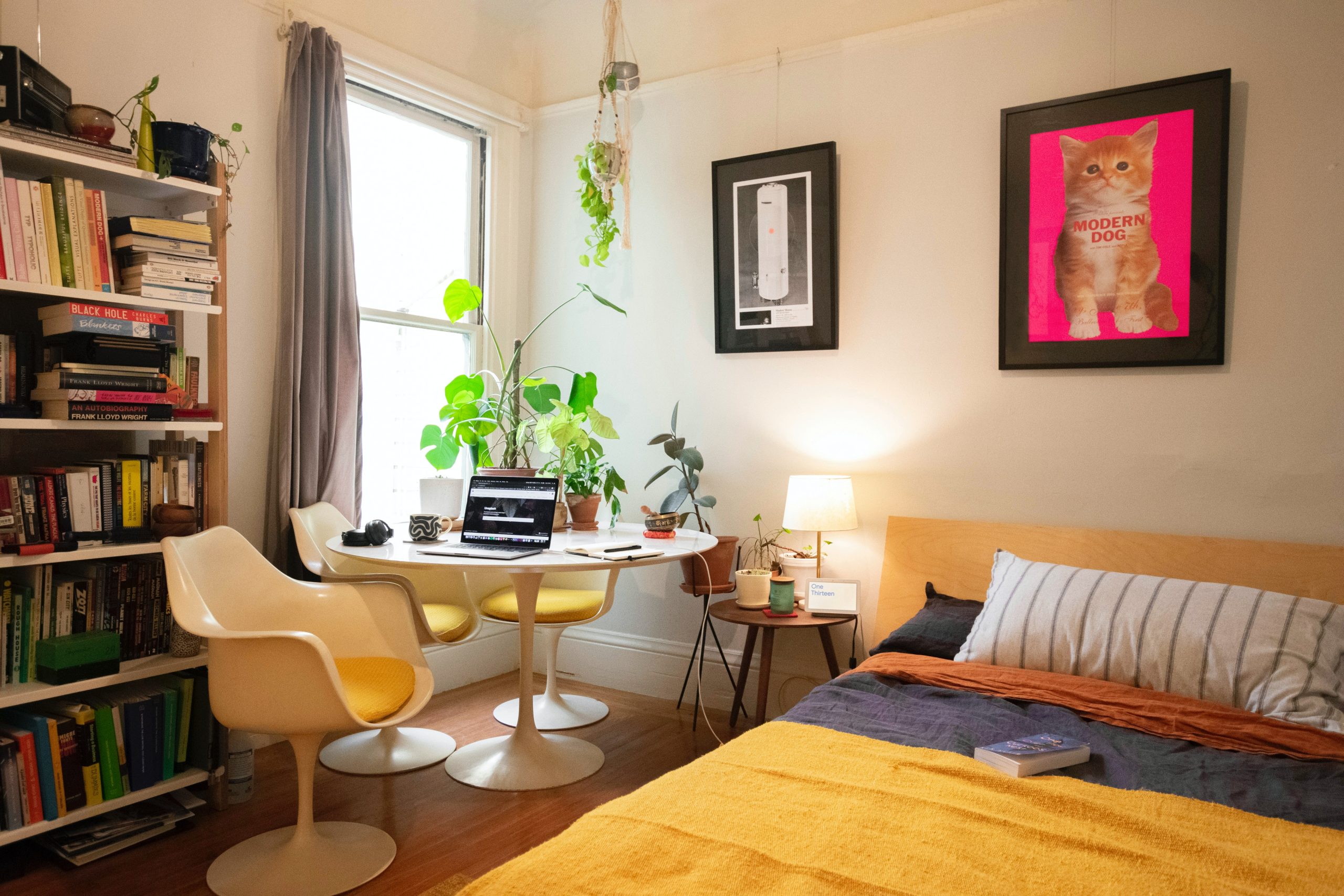 Diseño de home office en recámara cerca de ventana con acceso a iluminación natural.