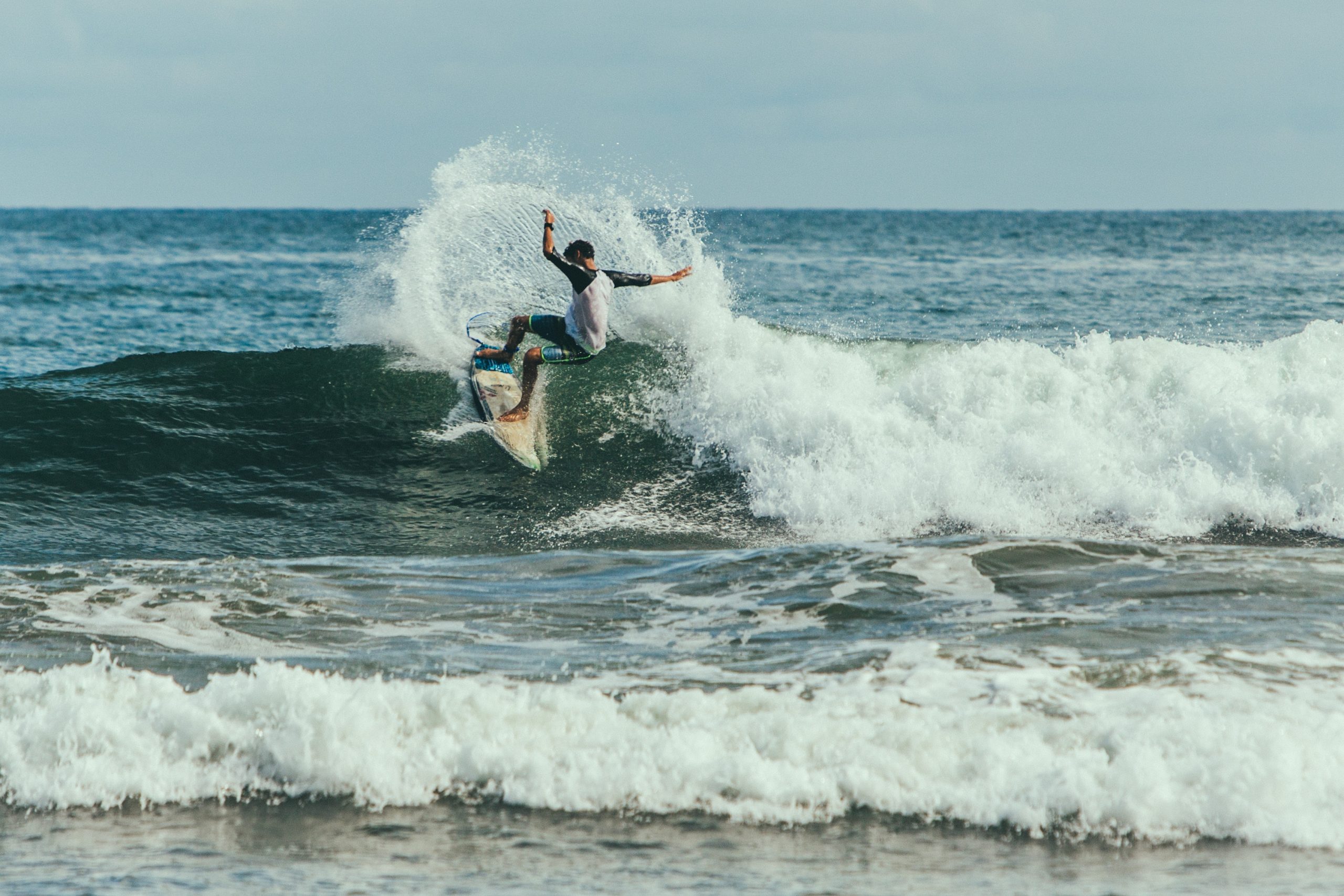 Surfista en una ola en playa del Pacífico panameño.