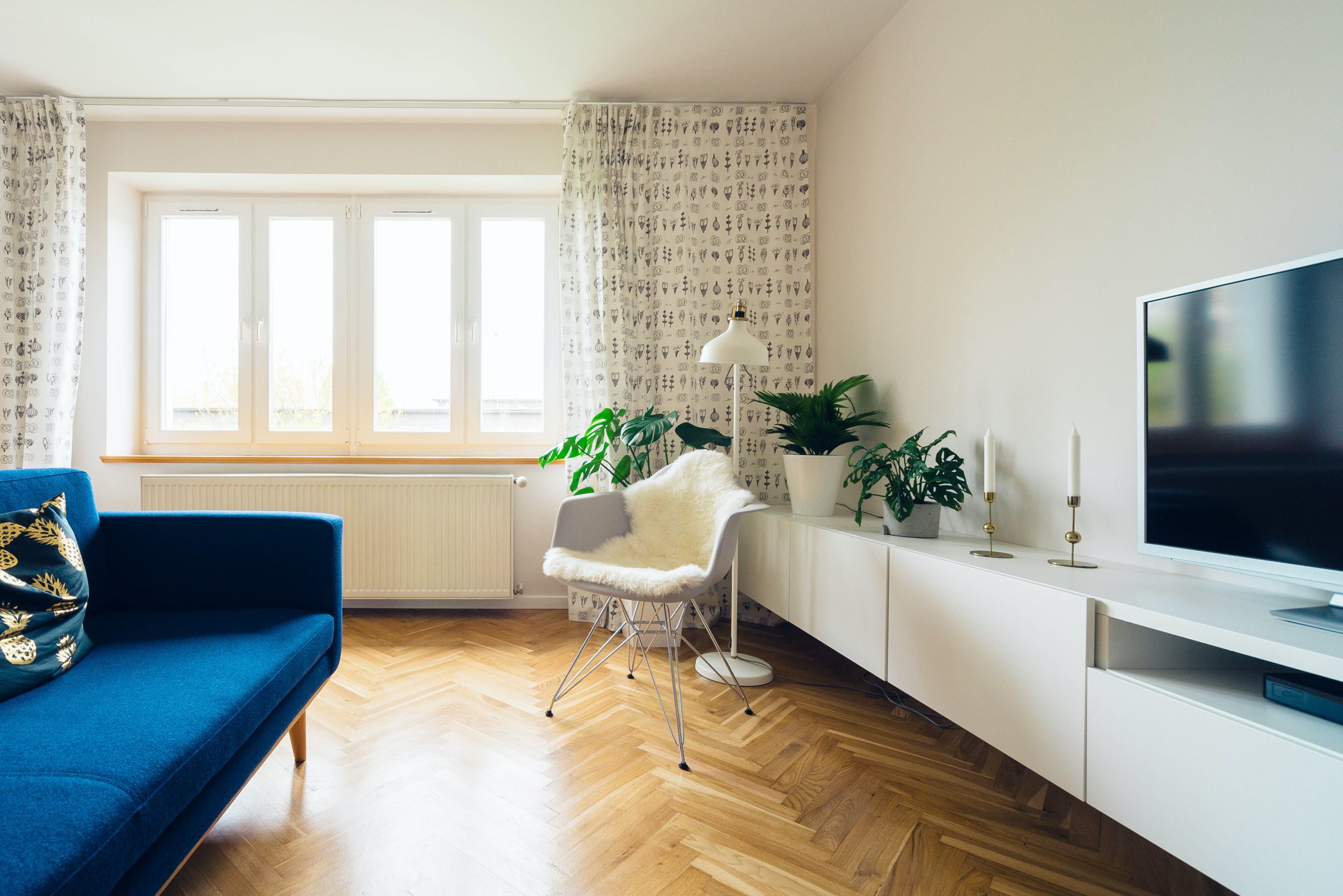 Sala de estar decorada en tonos neutrales y con plantas de interiores.