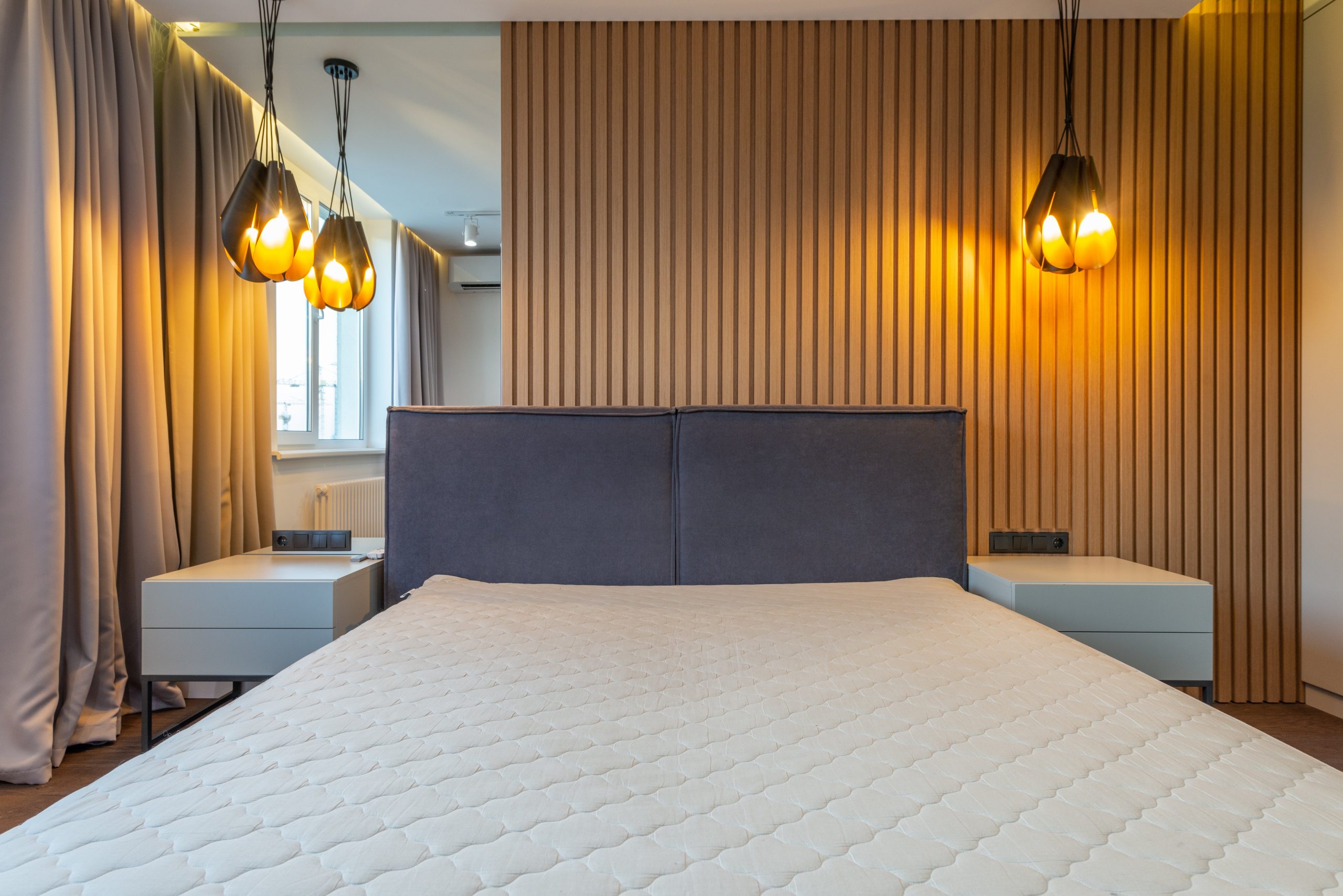 Dormitorio con luces tenues colgantes.