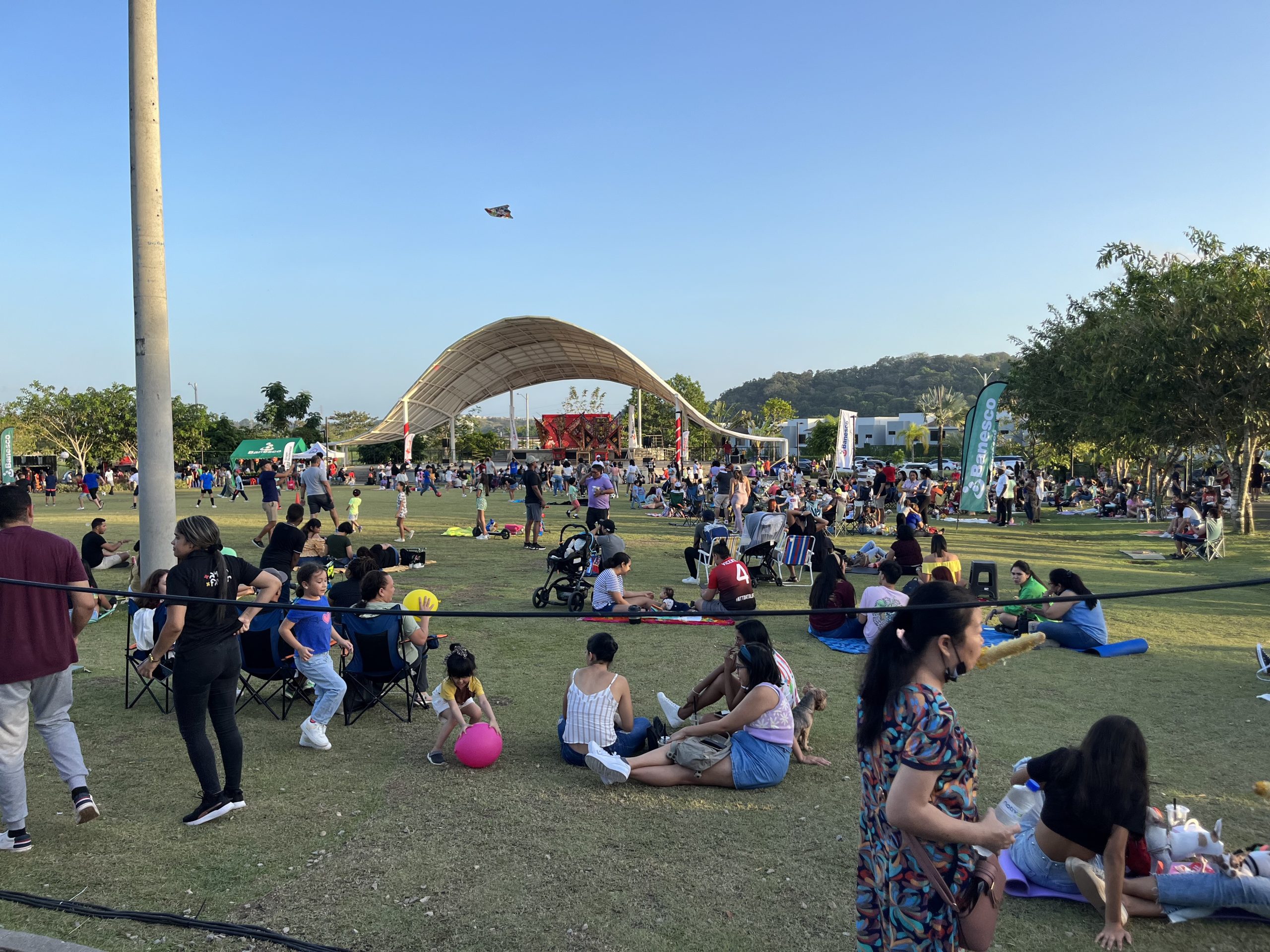 Vista panorámica de festival cultural celebrado en el Parque RACH de Paseo del Norte.