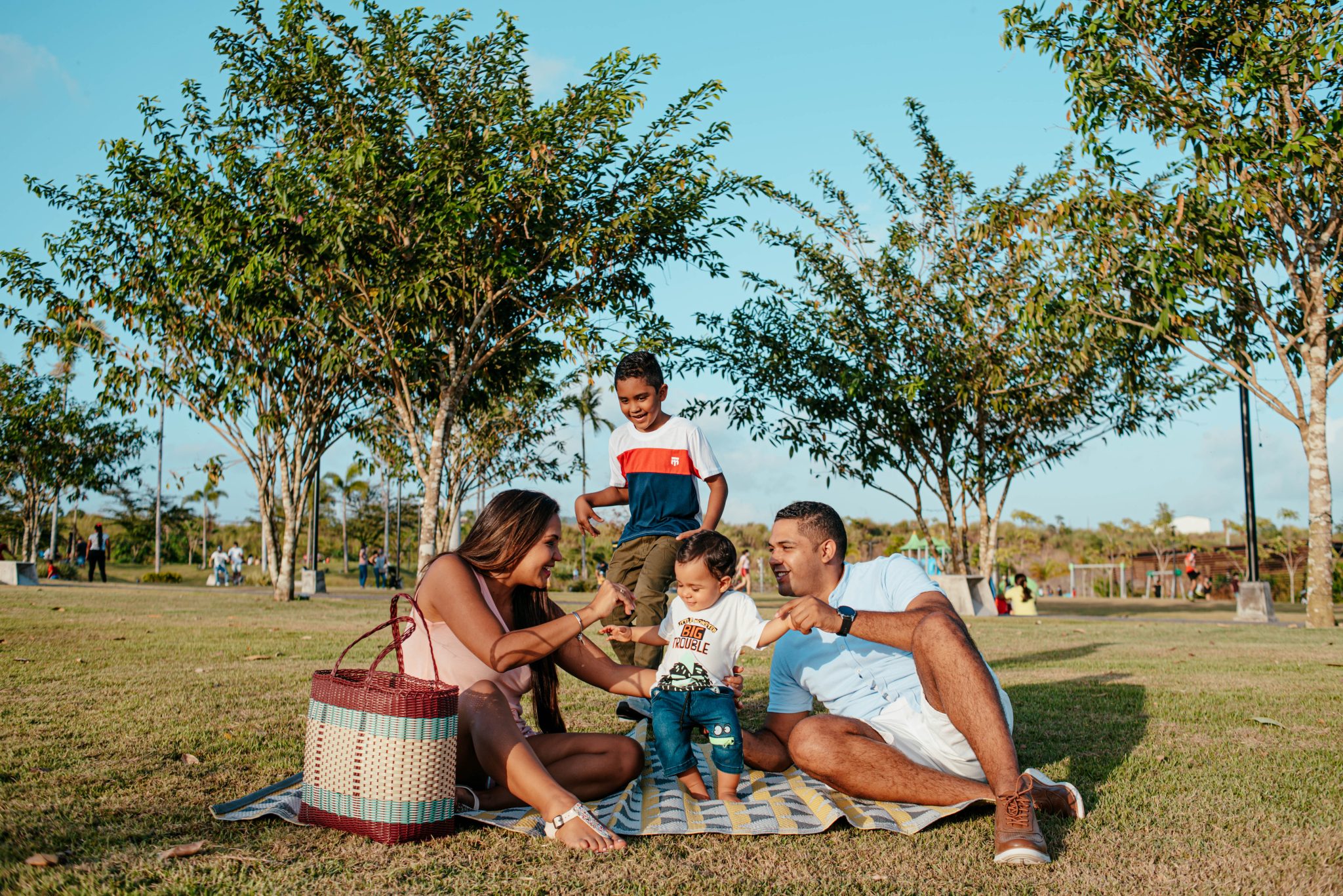 Familia con niños relajándose y jugando en el Parque RACH de Paseo del Norte.