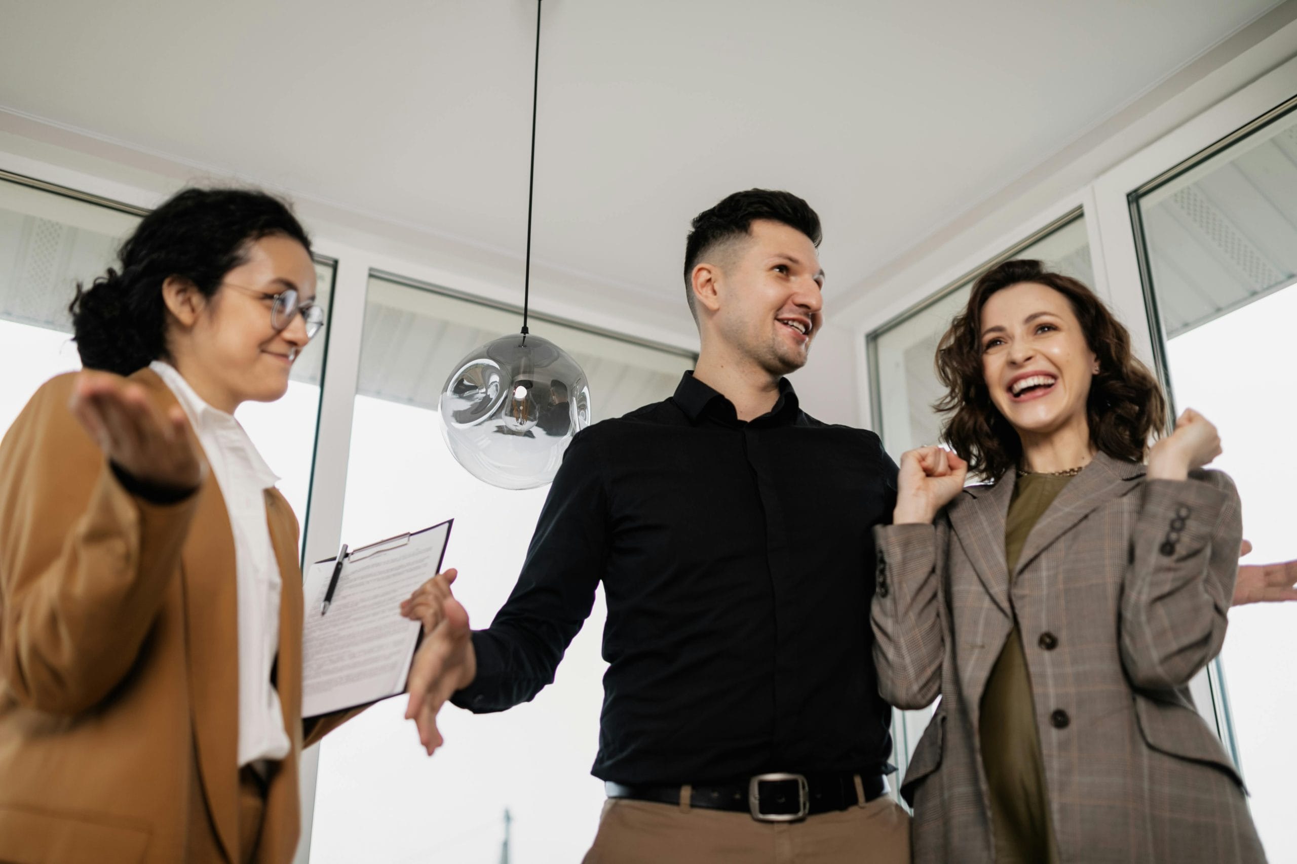 Pareja celebrando la adquisición de su primera vivienda.