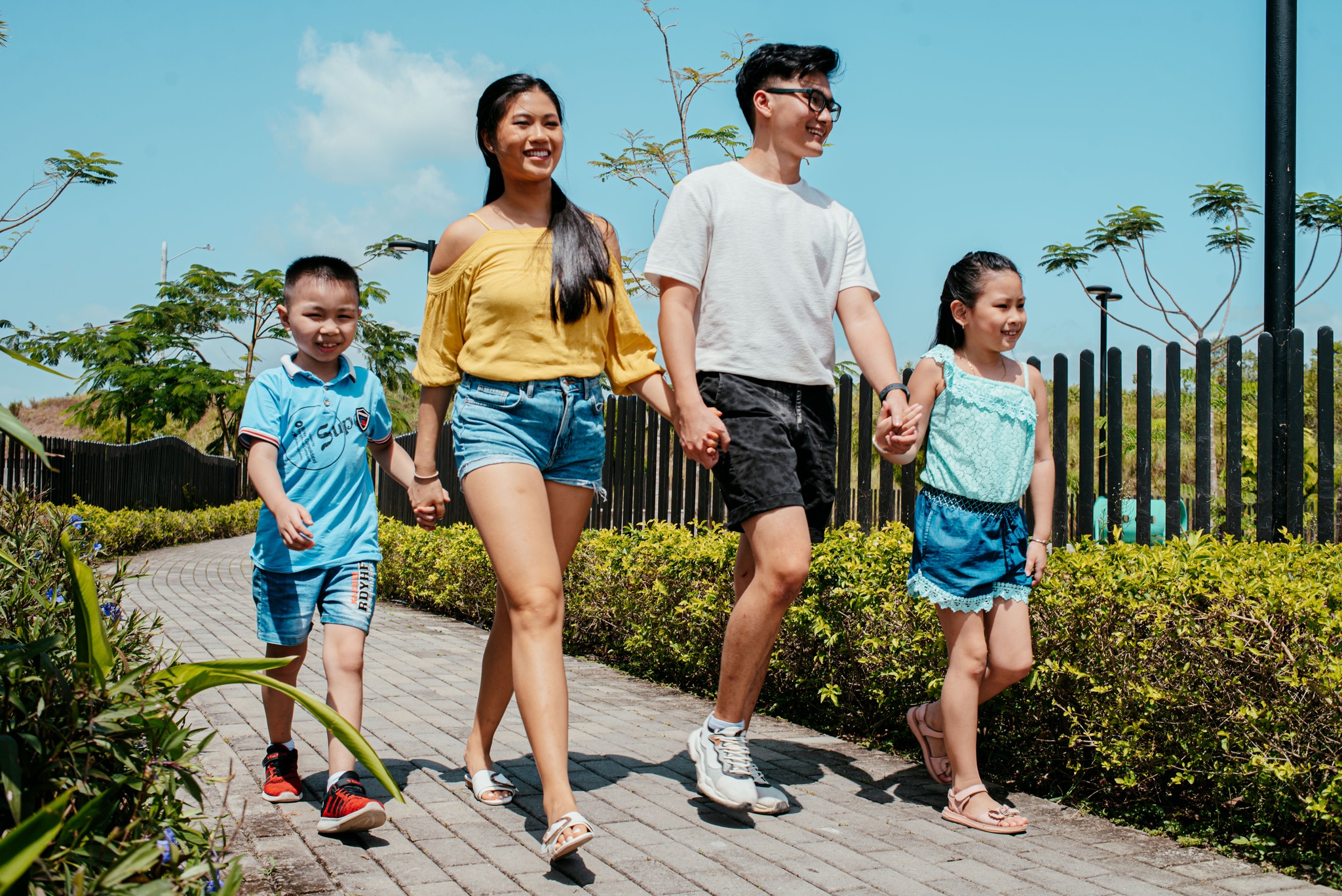 Familia con niños disfrutando de una caminata en el Parque RACH en Paseo del Norte.
