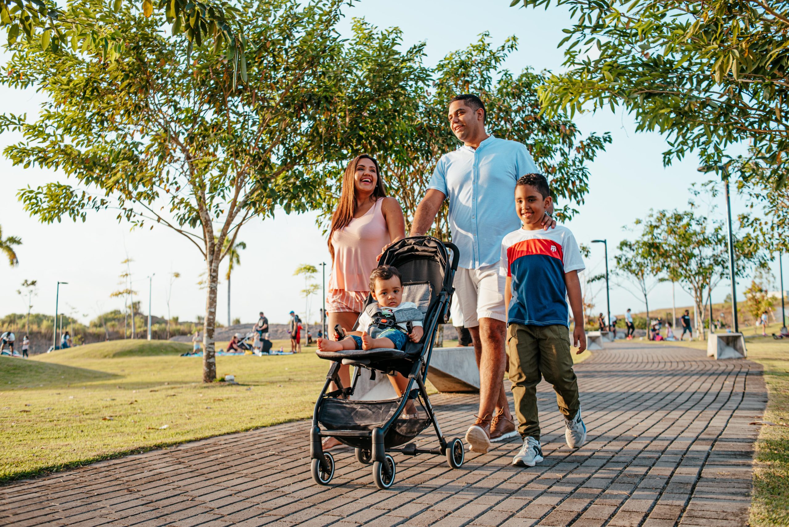 Familia con niños recorriendo los alrededores del Parque RACH en Paseo del Norte.