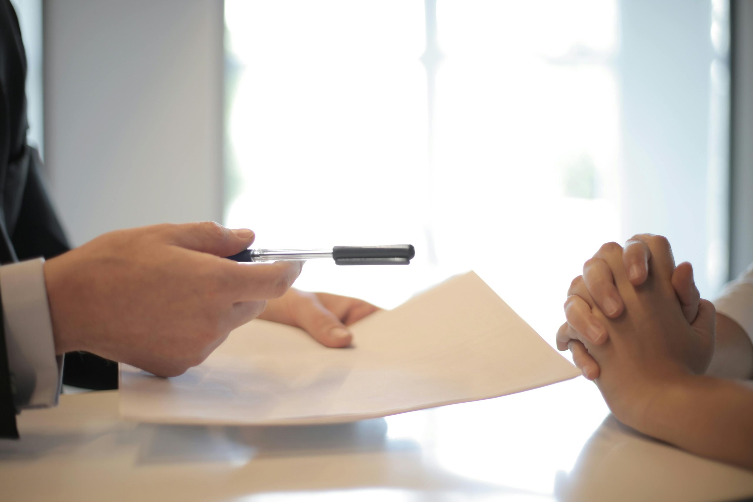 Cliente y agente bancario firmando contrato de hipoteca.