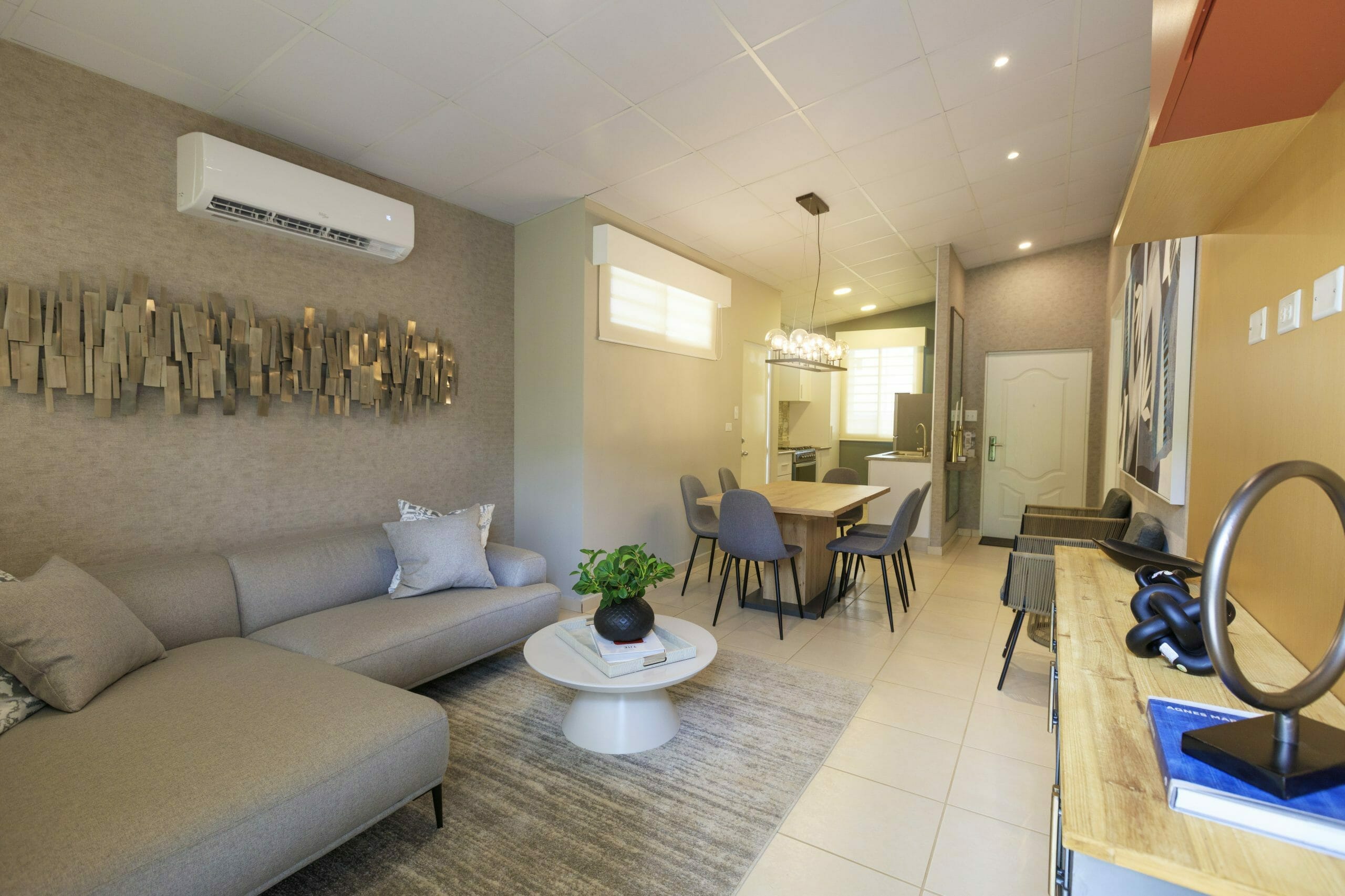 Vista completa de la sala comedor del modelo de casa Jazmín de Brisas del Golf Arraiján.