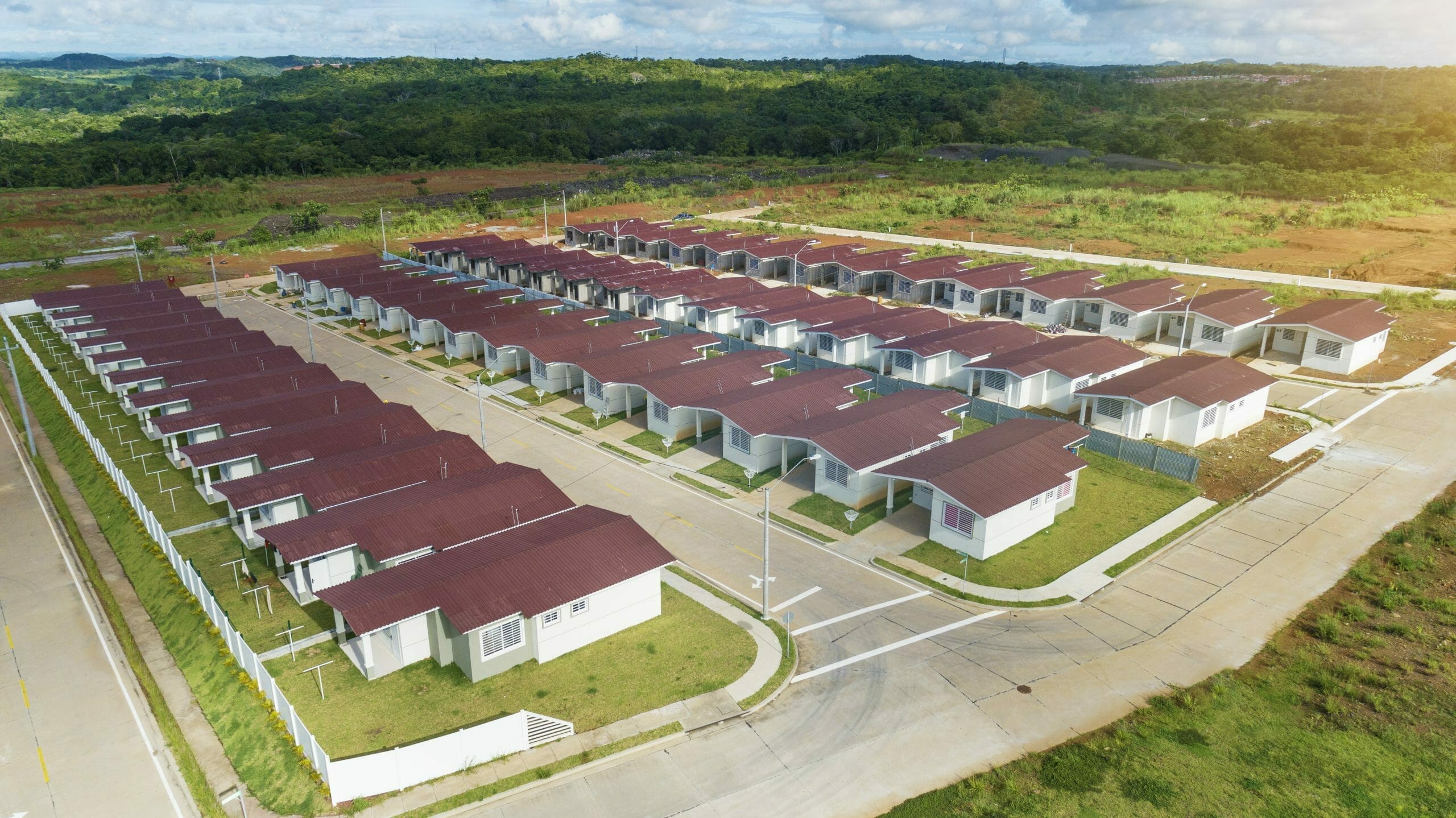 Vista panorámica de las casas modelo Jazmín del proyecto de vivienda en Panamá Oeste Brisas del Golf Arraiján.