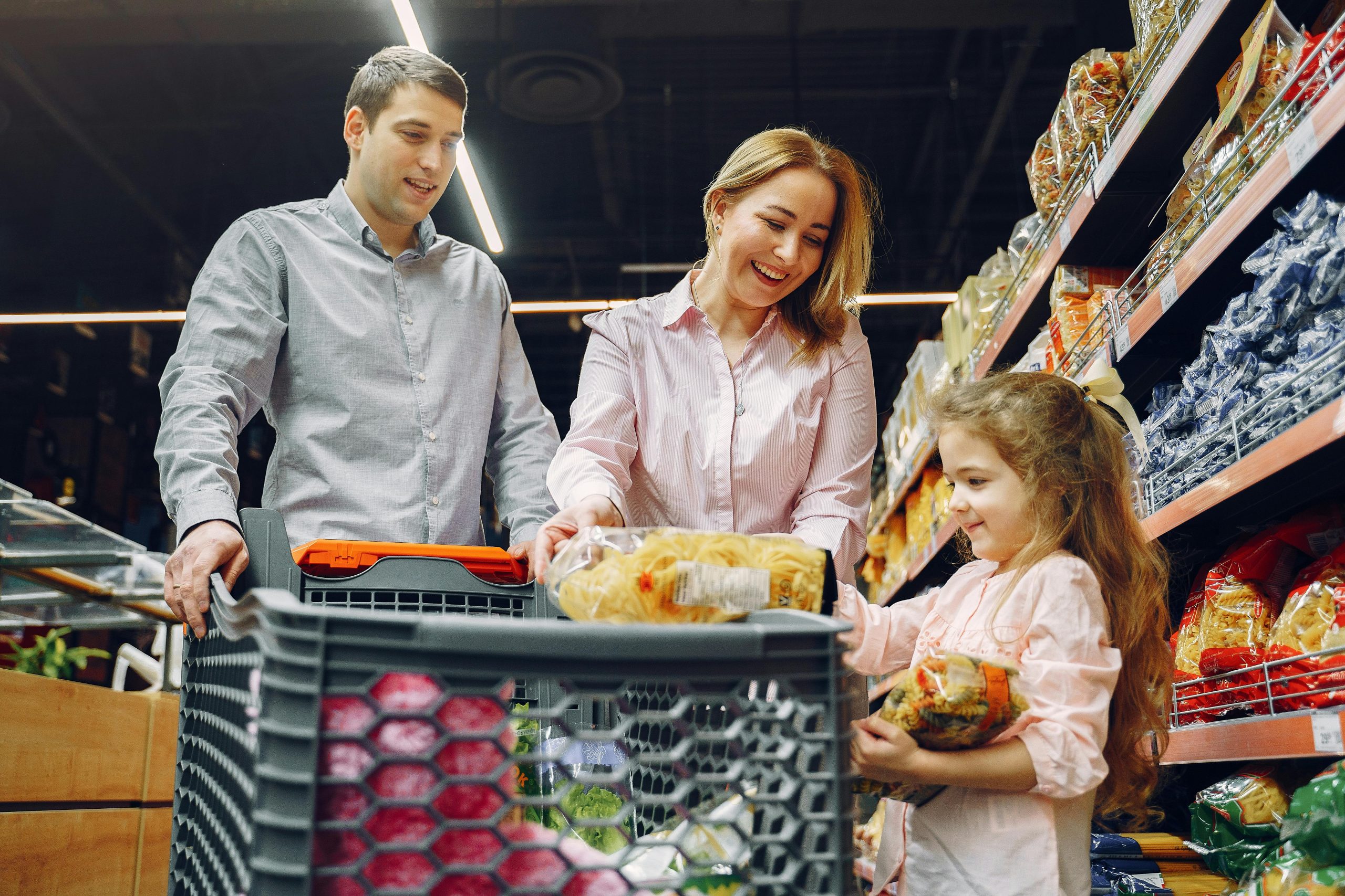 Familia de compras en supermercado.