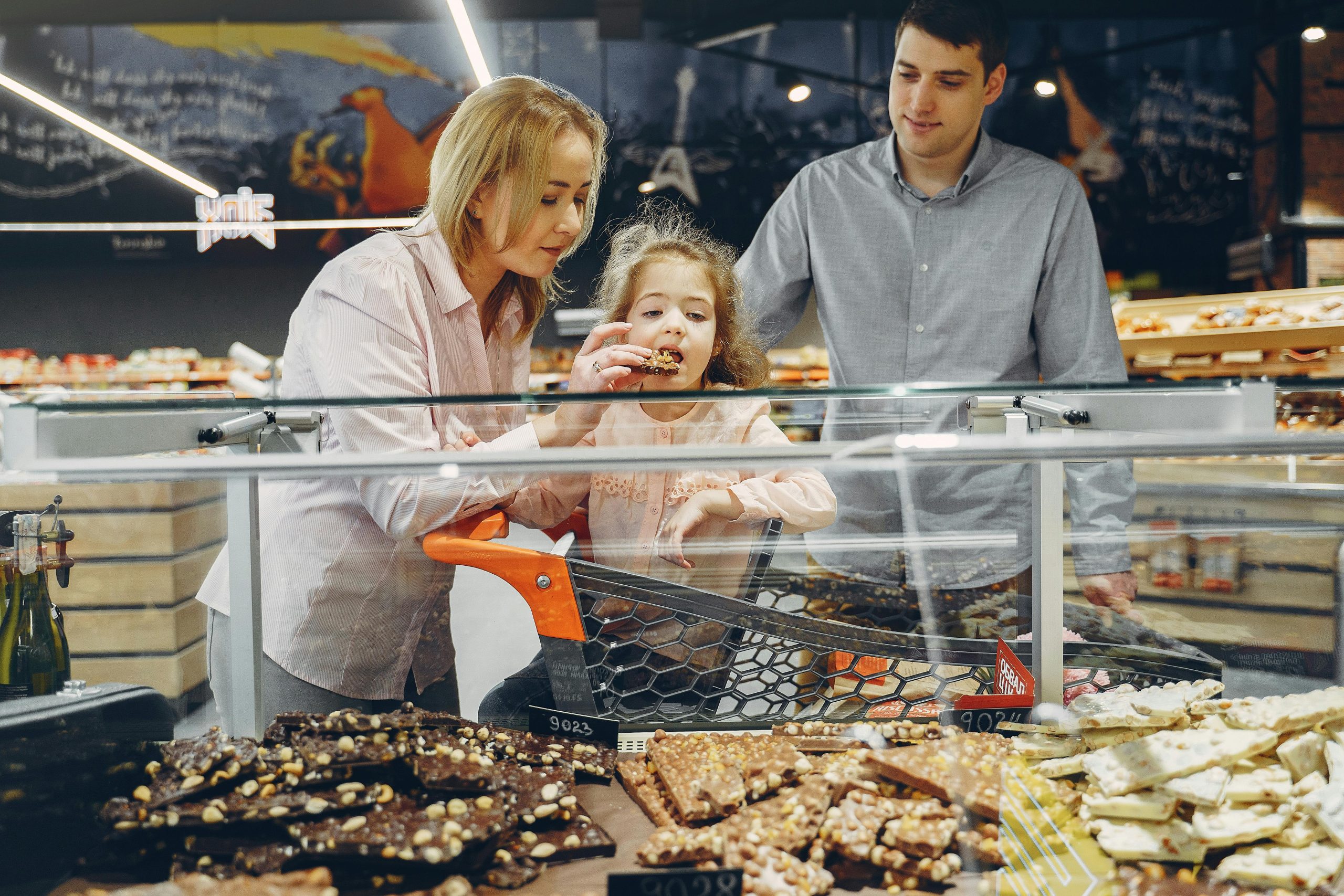 Madre dándole a probar un brownie a su hija.