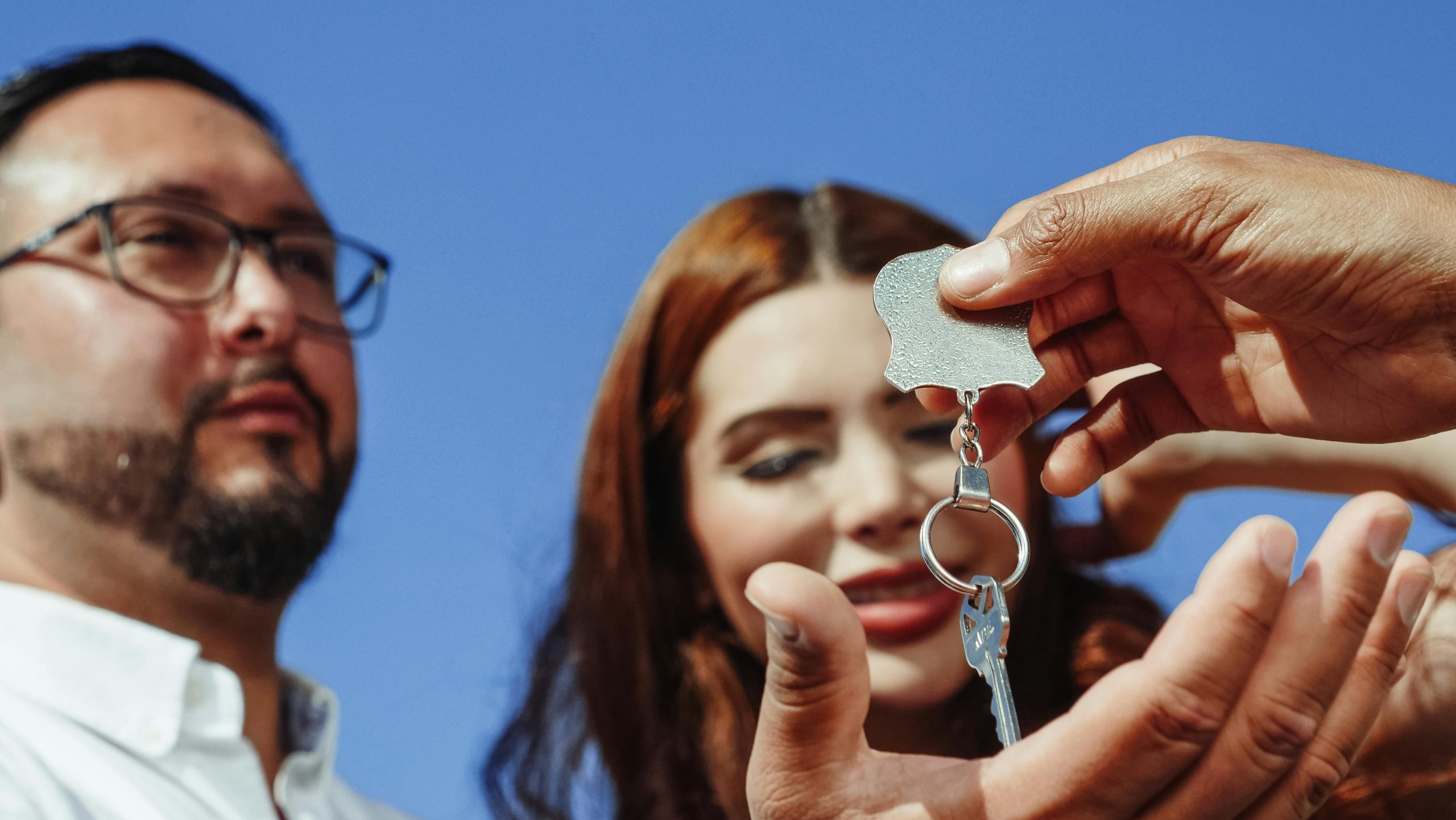 Pareja recibiendo una llave de casa.
