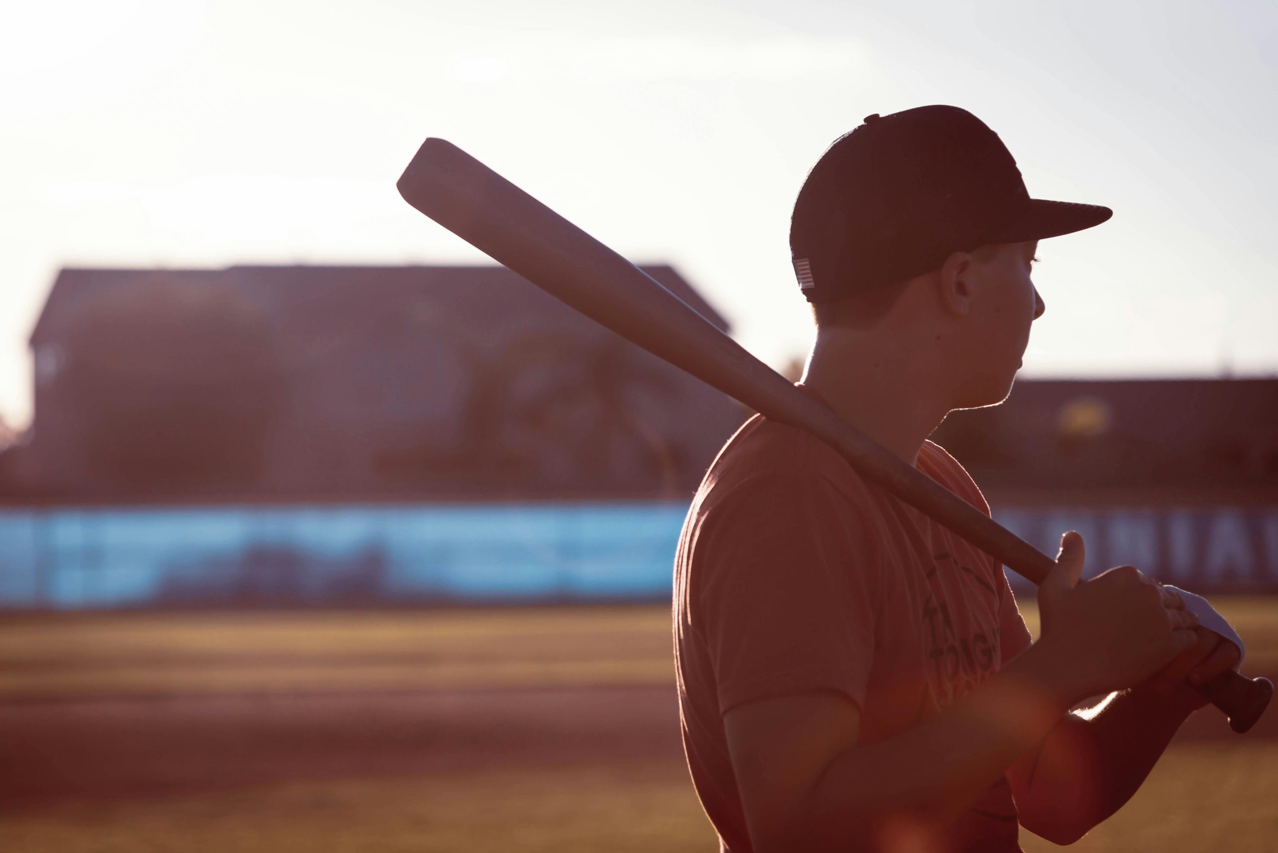  Joven jugador sosteniendo un bate de béisbol en medio de un juego.