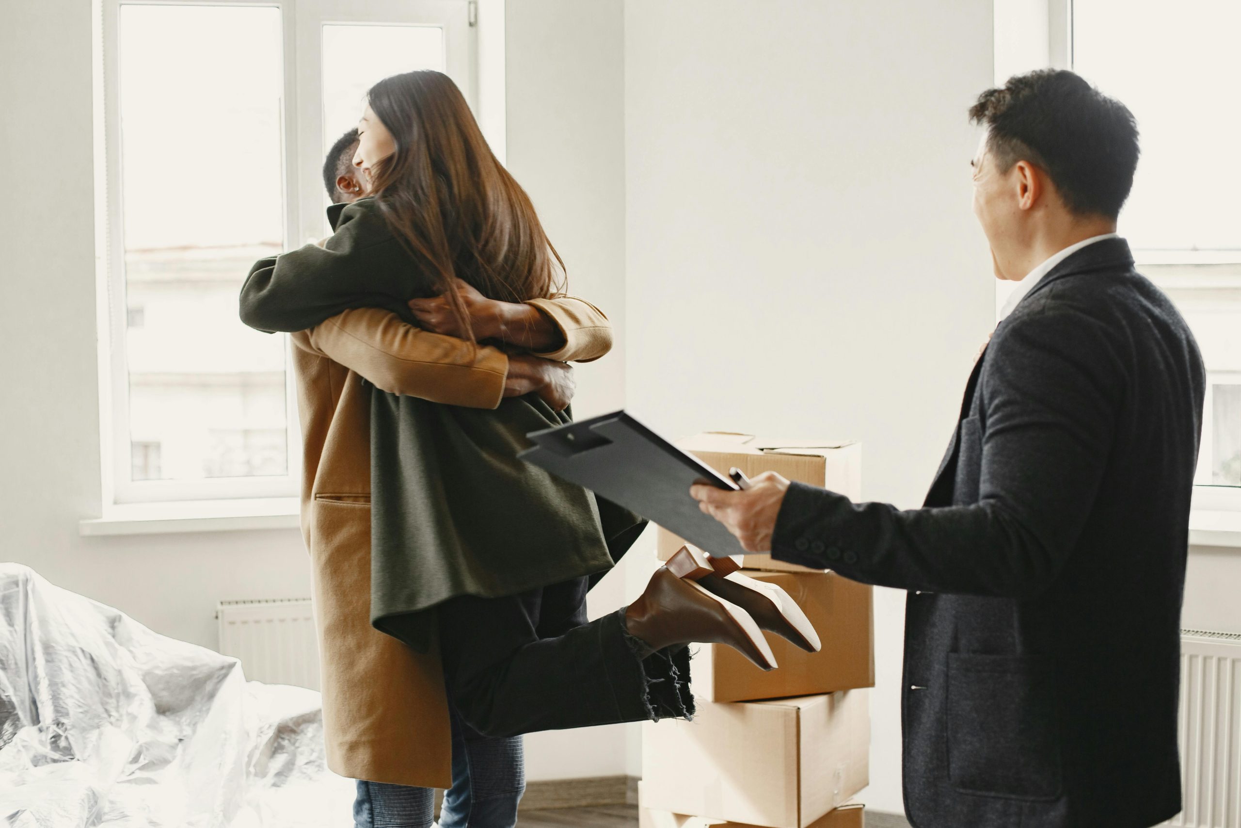 Pareja celebrando la compra de su nuevo hogar.