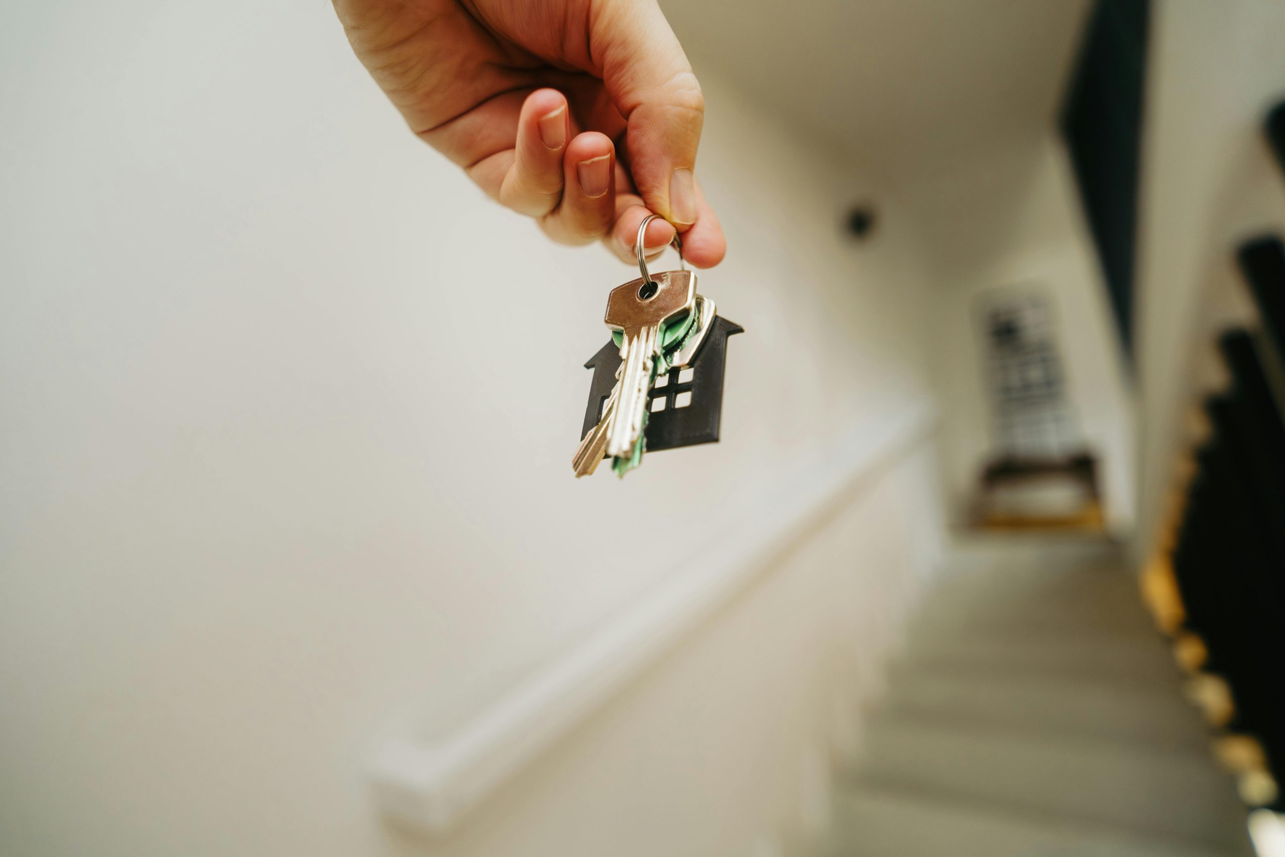 Persona sosteniendo juego de llaves de su primera vivienda