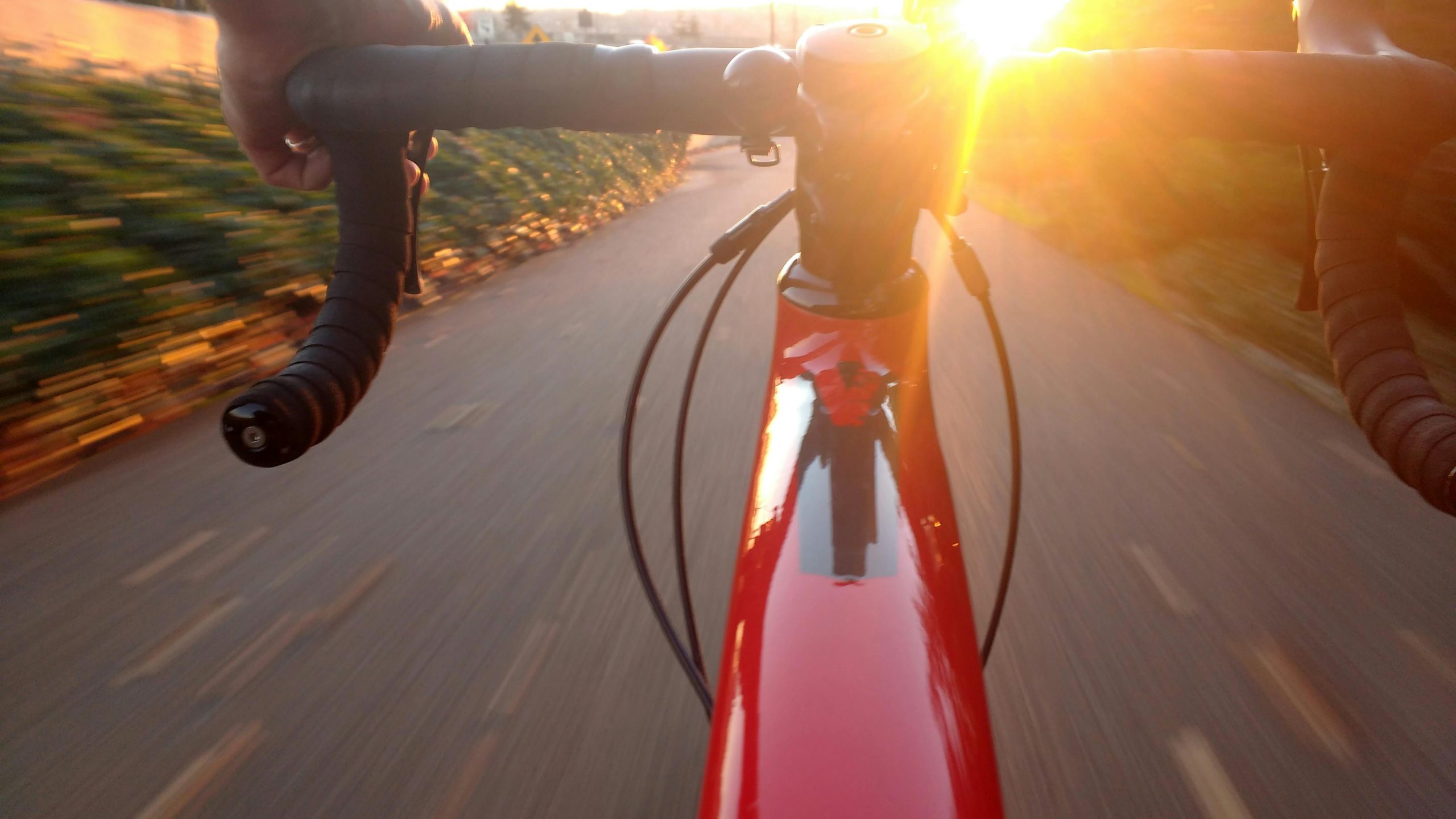 Timón de bicicleta frente al atardecer.