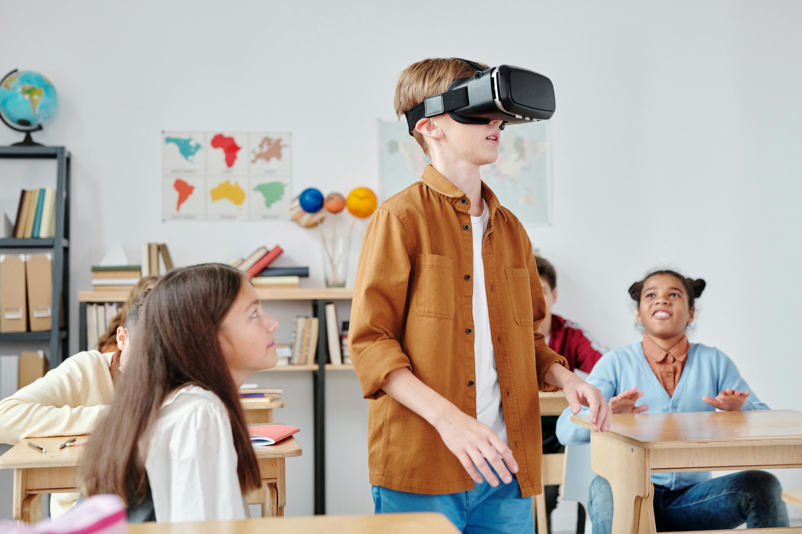 Grupo de niños experimentando con un visor de realidad virtual.