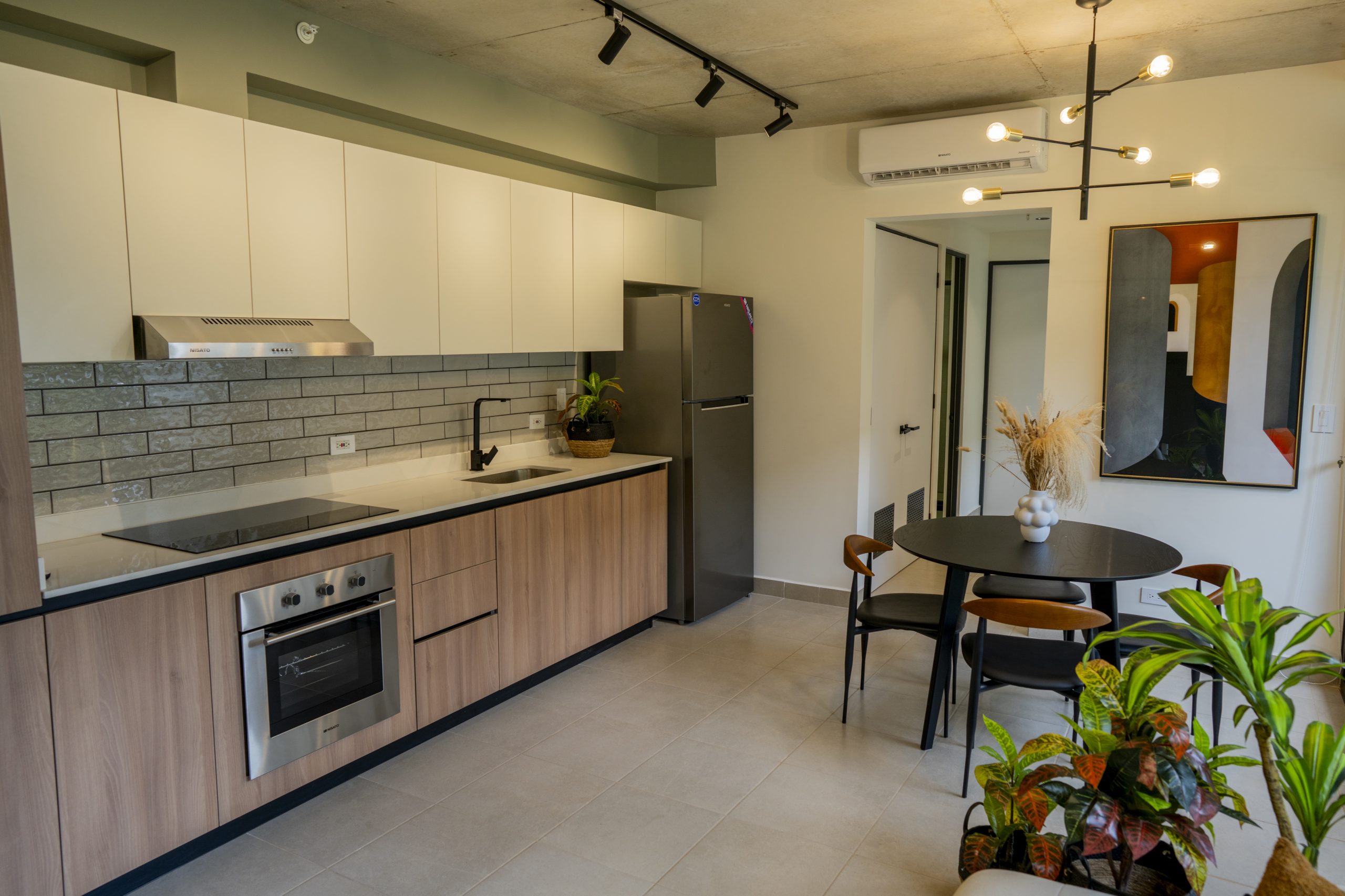 Cocina de concepto de espacio abierto en apartamento de Begin Coliving.