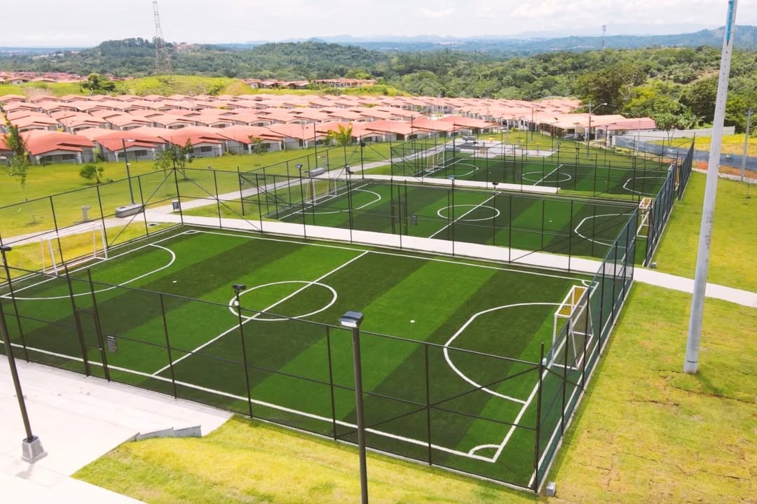 Canchas de fútbol cercadas del sports center de Brisas del Golf Arraiján.