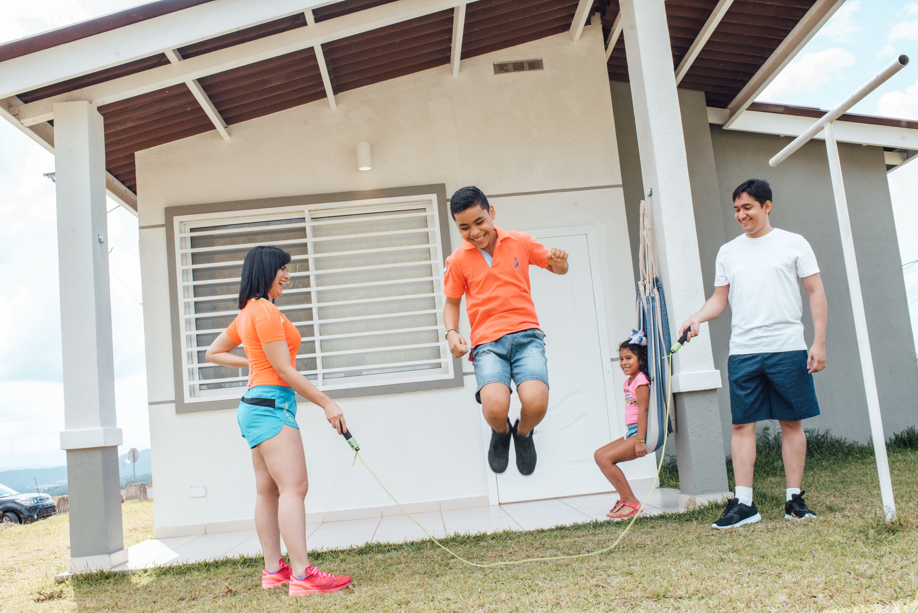 Familia jugando en una de las casas en Brisas del Golf Arraiján.