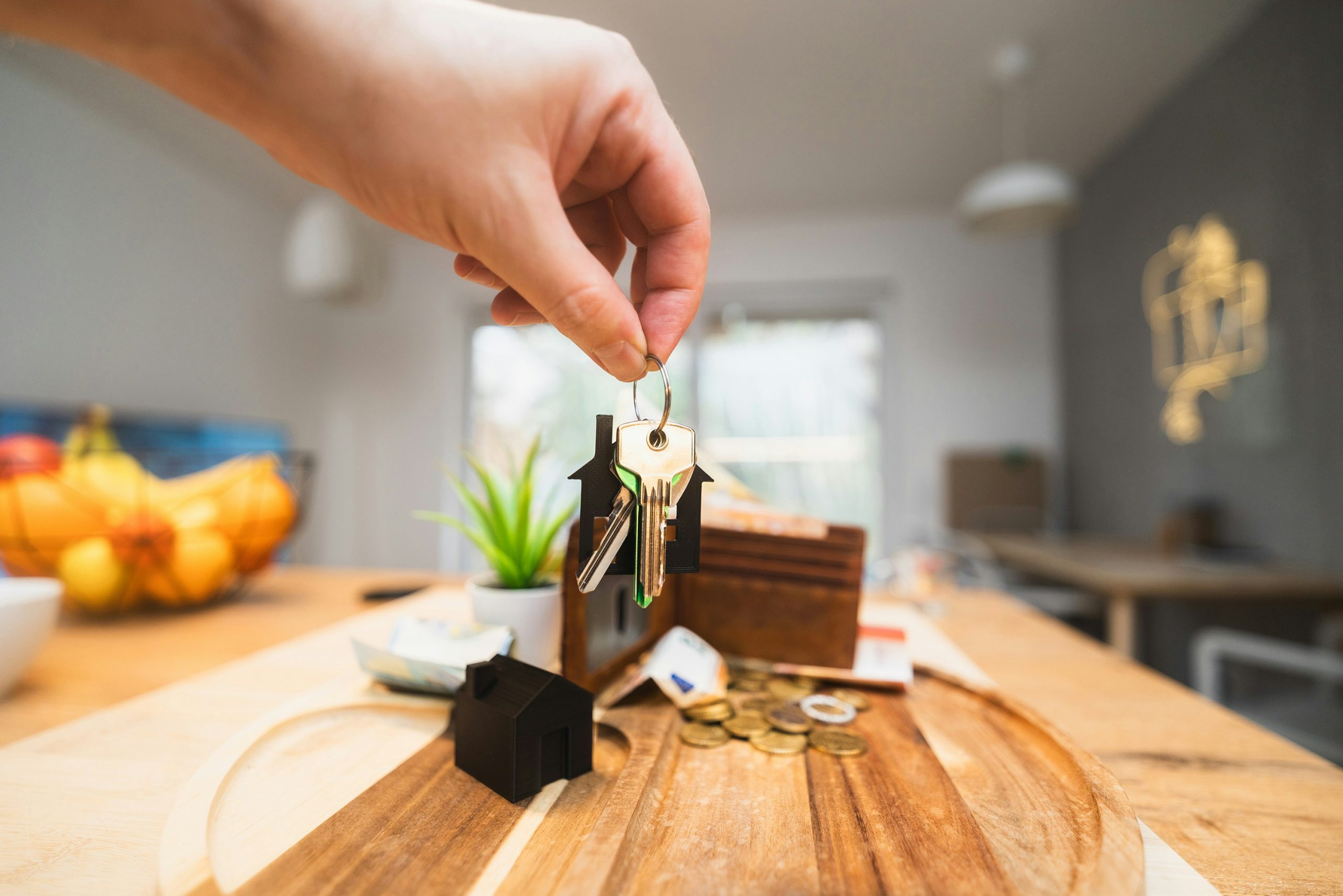 Mano sosteniendo llaves de nueva vivienda.