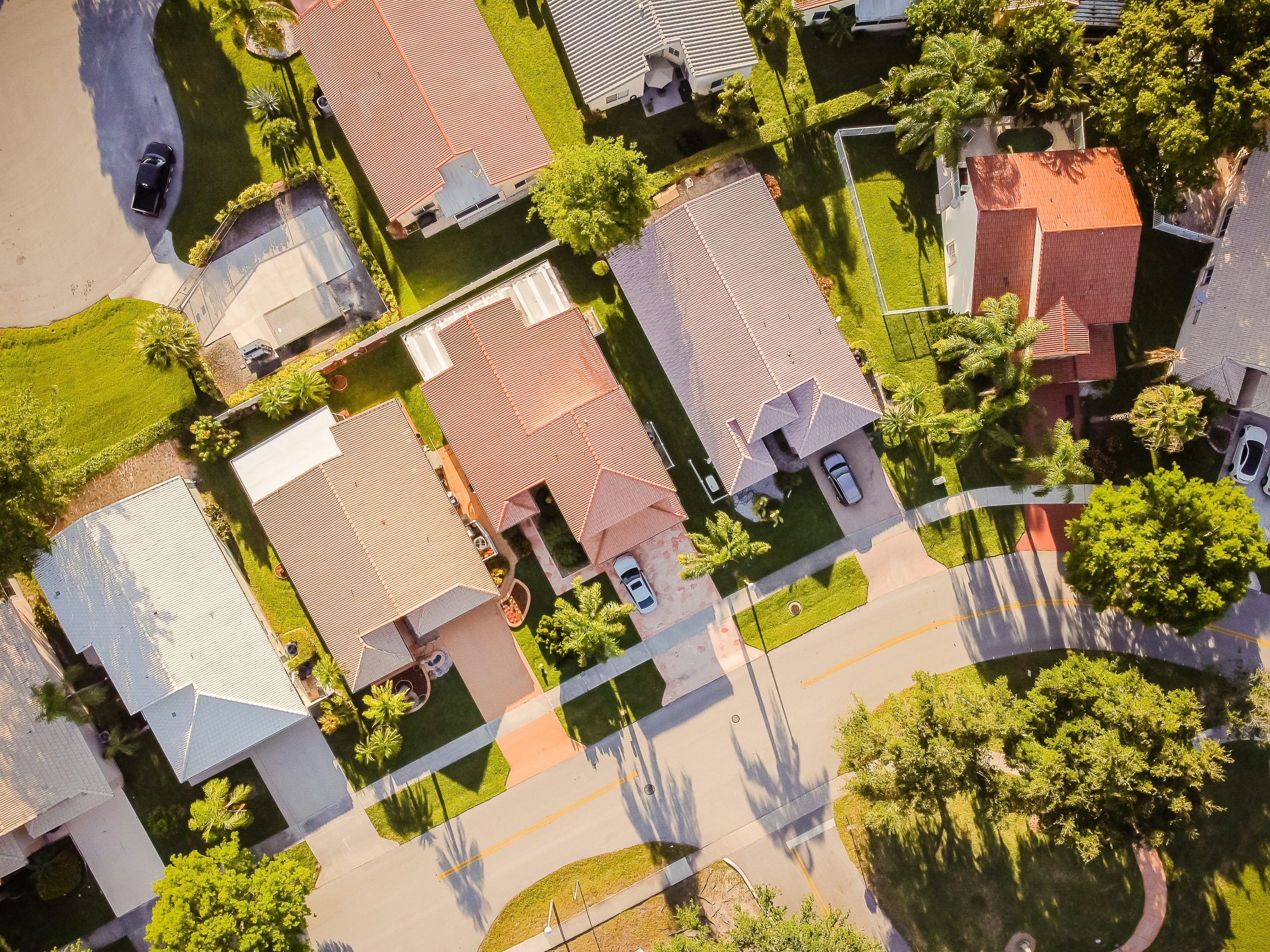 Vista aérea de casas en un desarrollo residencial urbano.