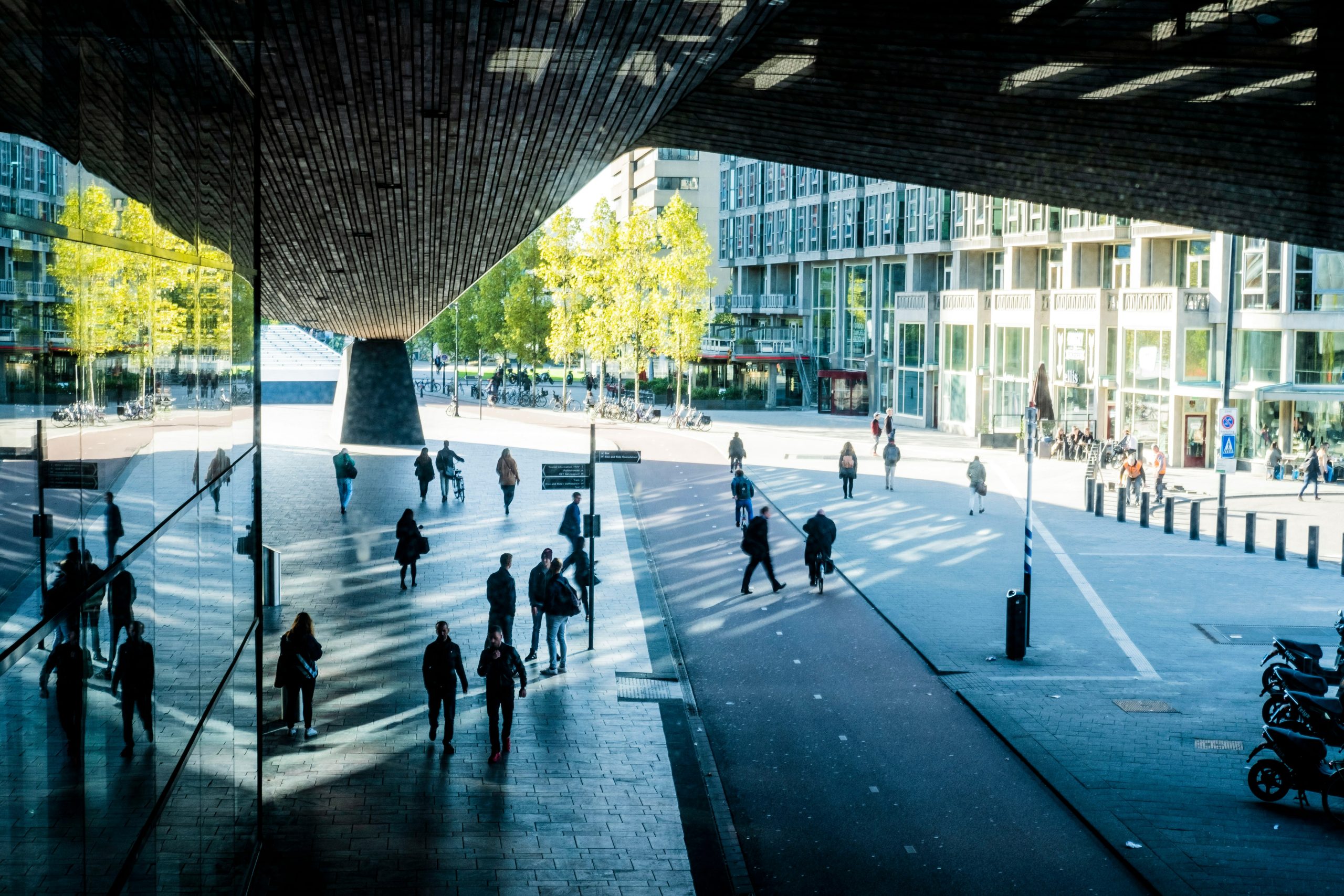 Desarrollo urbano con personas transitando.