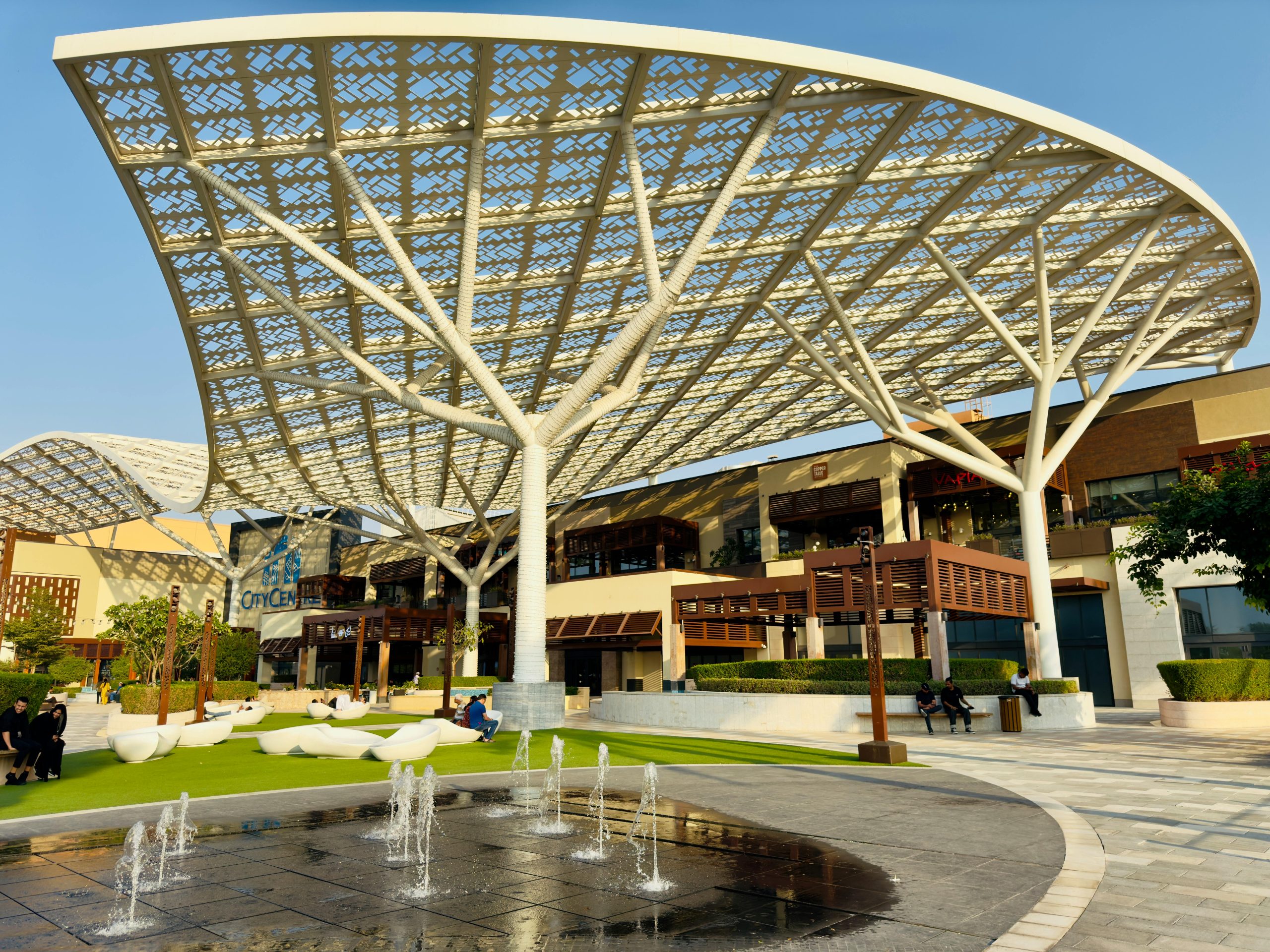 Diseño exterior de una plaza comercial híbrida.