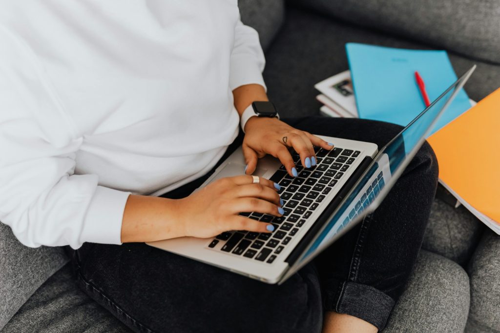 Manos de mujer en una laptop consultando historial crediticio y APC en Panamá