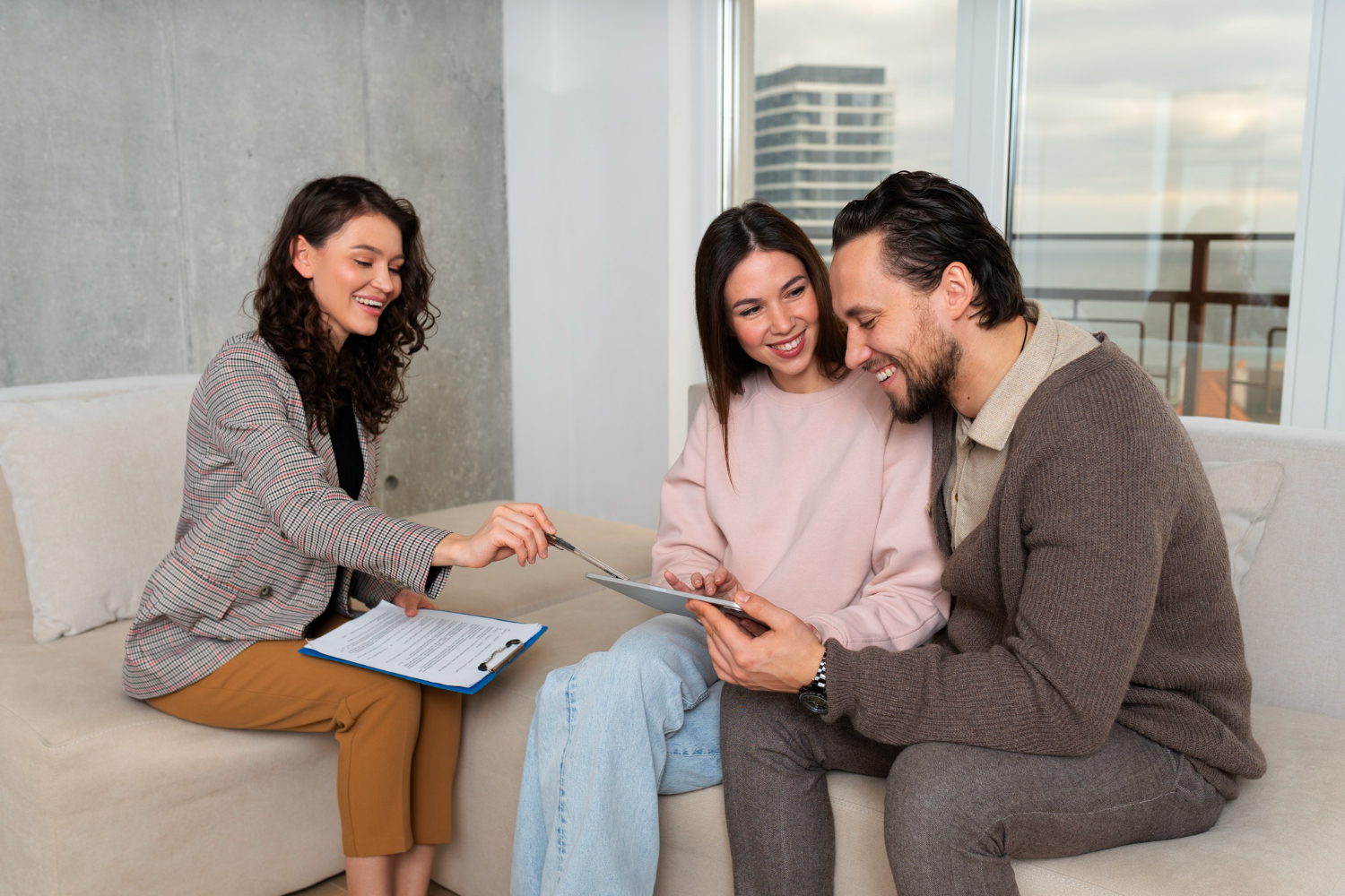 Pareja feliz firmando contrato de hipoteca con agente inmobiliario en Panamá