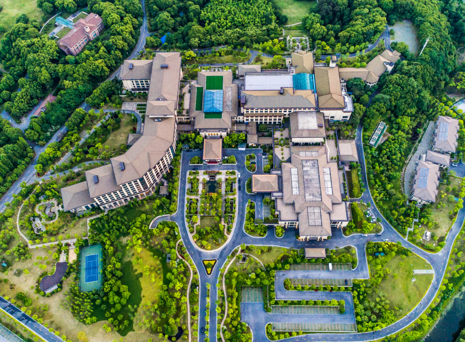 Ciudad con edificios modernos y áreas verdes sostenibles que reflejan la vida urbana en Panamá