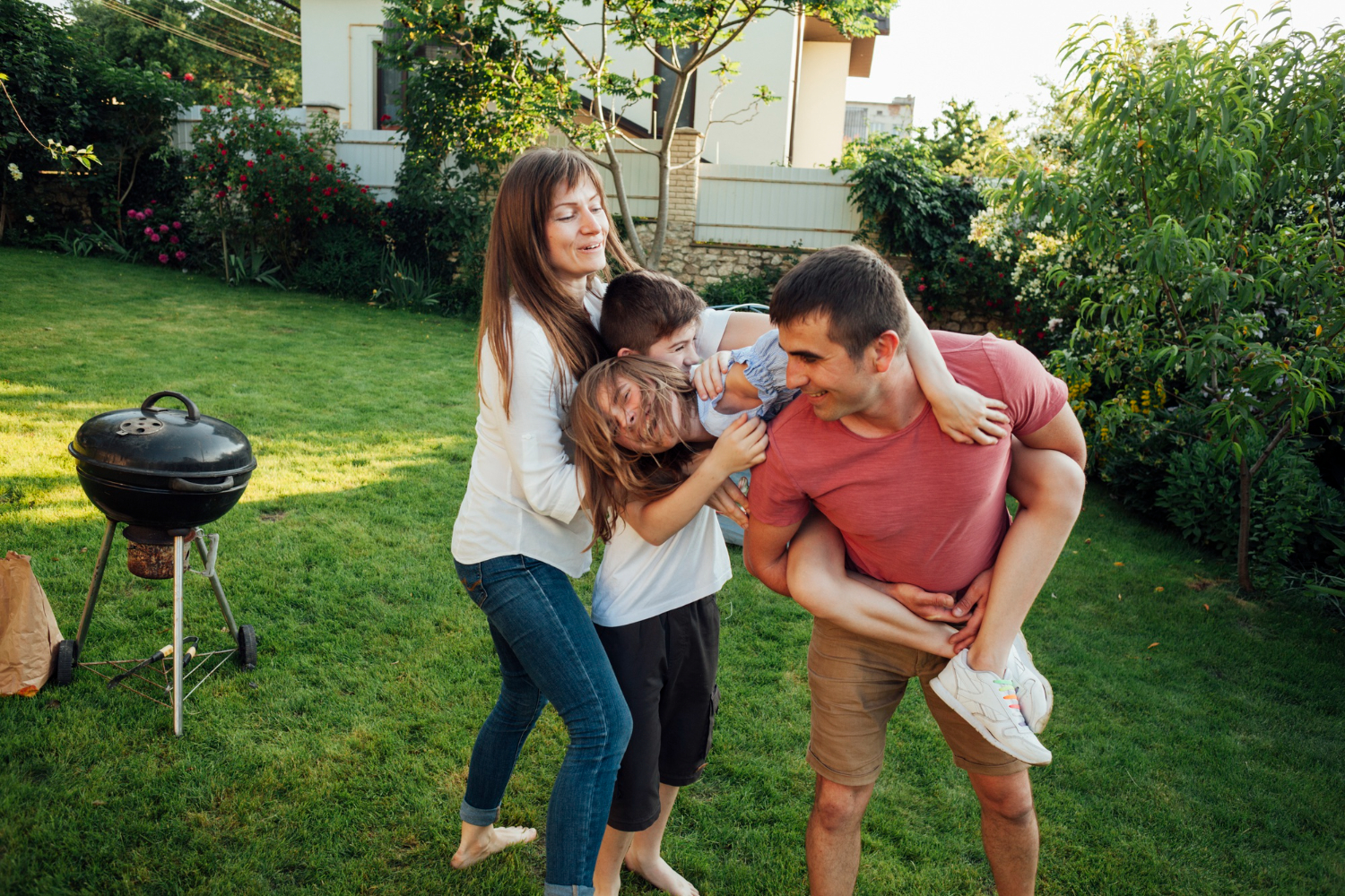 Vivir en comunidad: familia disfrutando de un día en un residencial con áreas verdes.